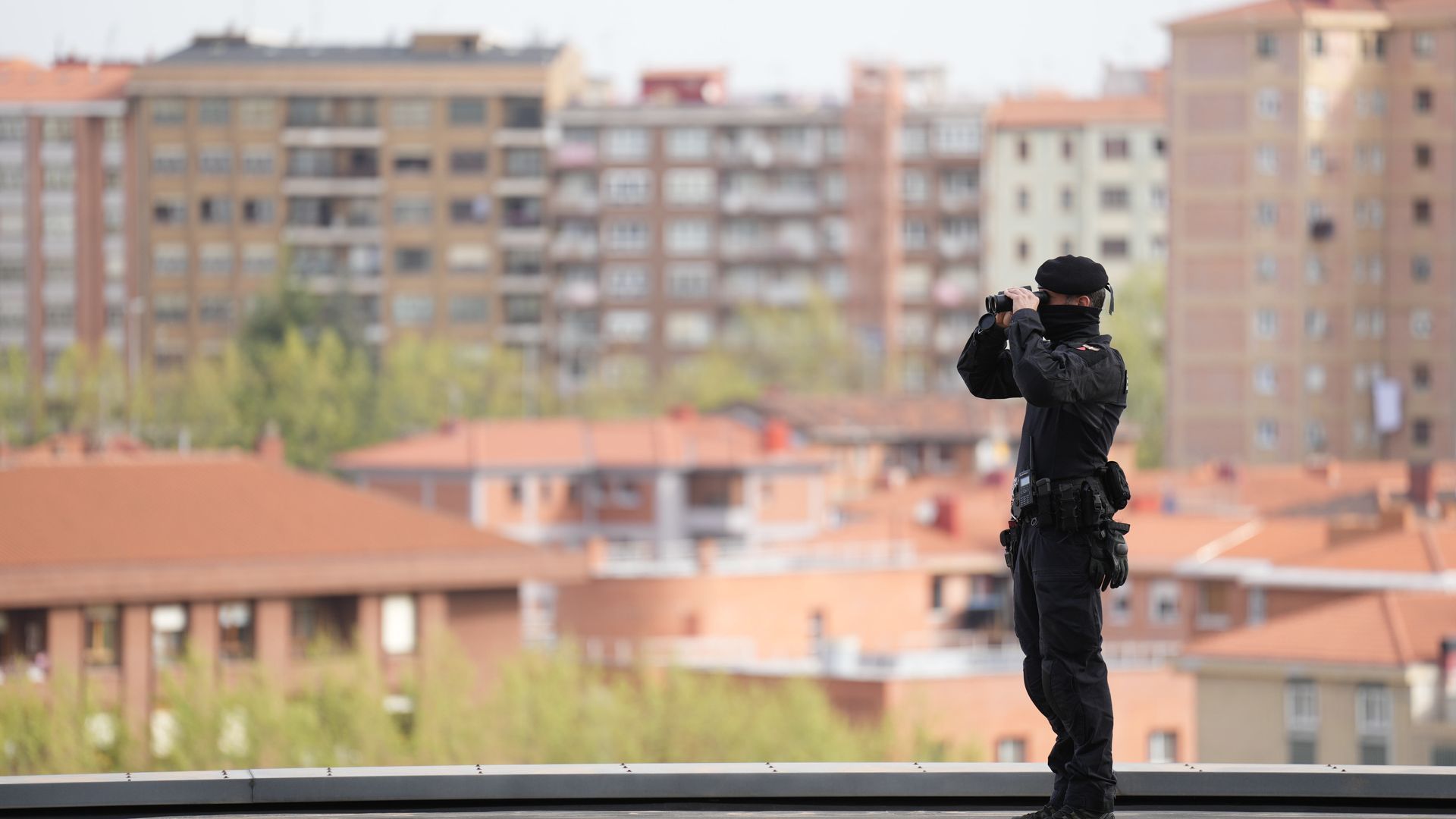 Un agente de la Ertzaintza durante un dispositivo policial en Barakaldo Un agente de la Ertzaintza durante un dispositivo policial en Barakaldo