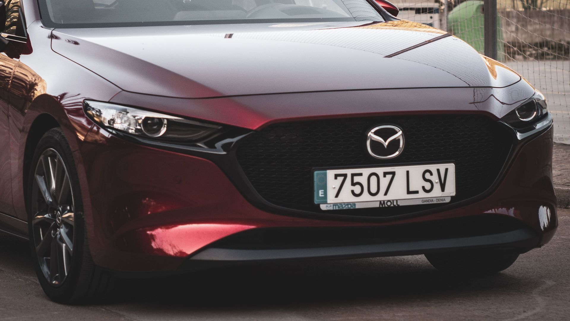 Un coche con matrícula española Un coche con matrícula española
