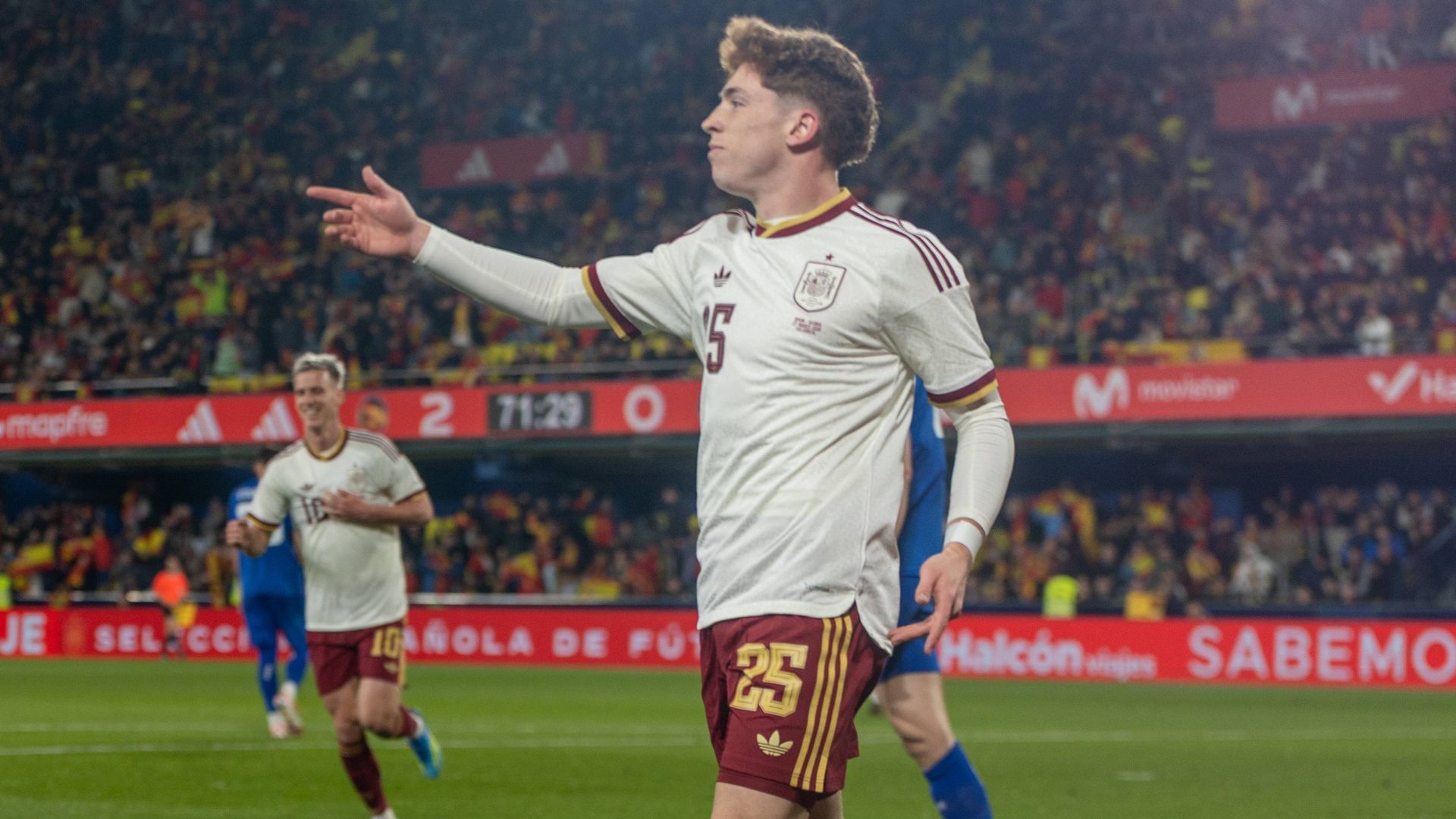 Víctor Muñoz en un partido con España