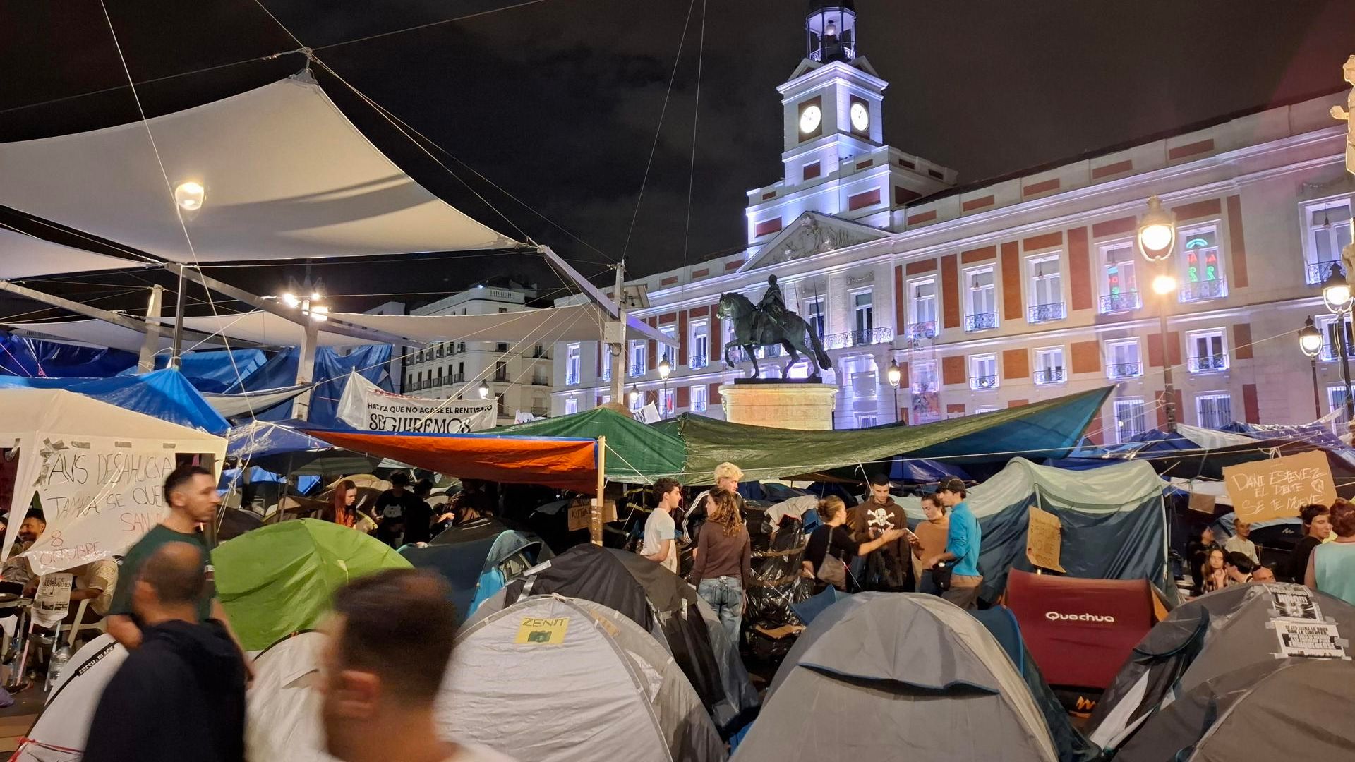 Acampados en la Puerta del Sol este viernes Acampados en la Puerta del Sol este viernes