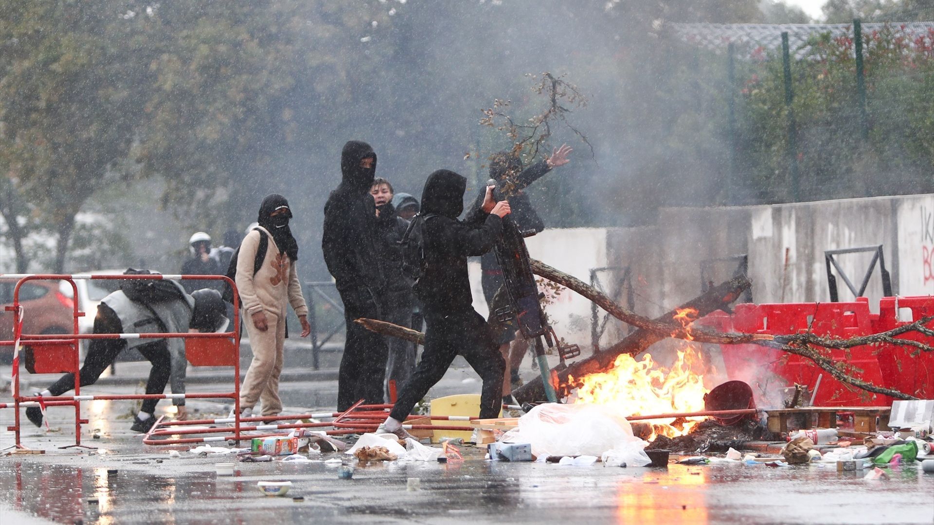Al menos 40 profesores heridos por las protestas estudiantiles en Francia: "¿Qué hacen jóvenes de 15 y 16 años atacando al director de su instituto?" Al menos 40 profesores heridos por las protestas estudiantiles en Francia: "¿Qué hacen jóvenes de 15 y 16 años atacando al director de su instituto?"