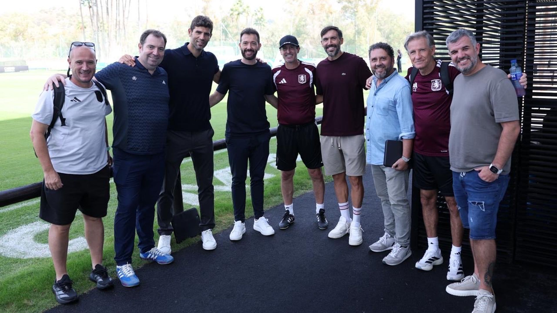 Carlos Corberán en su visita al Aston Villa Carlos Corberán en su visita al Aston Villa