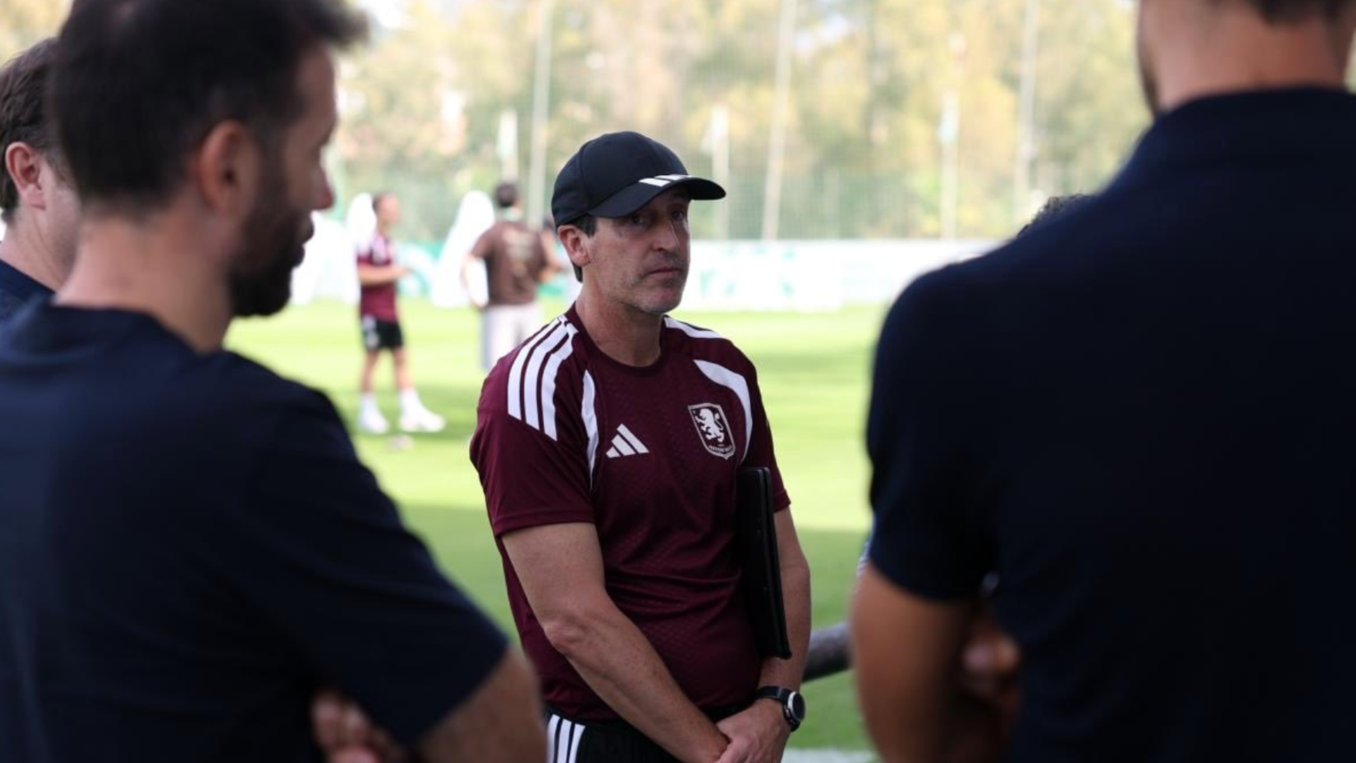Carlos Corberán en su visita al Aston Villa escucha a Unai