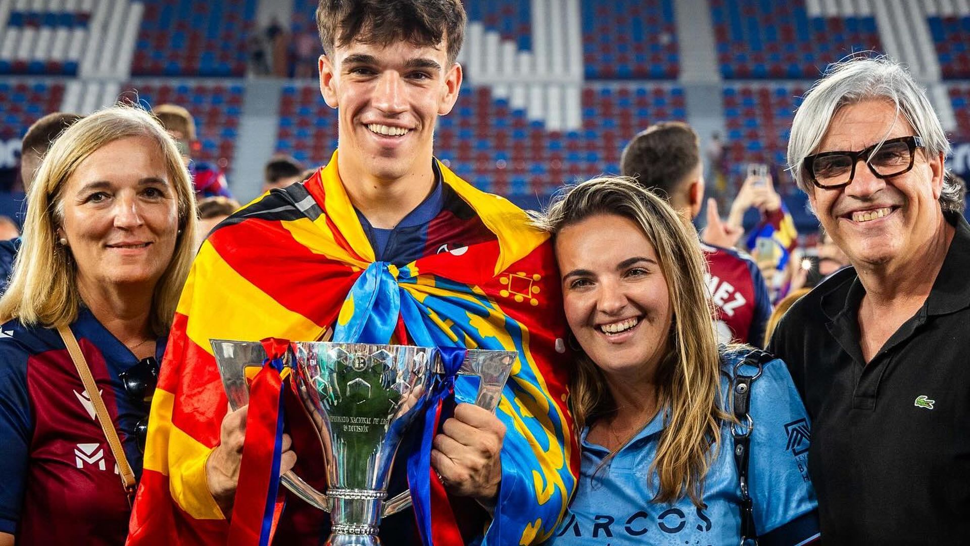 Carlos Espí, con sus padres y su hermana, María