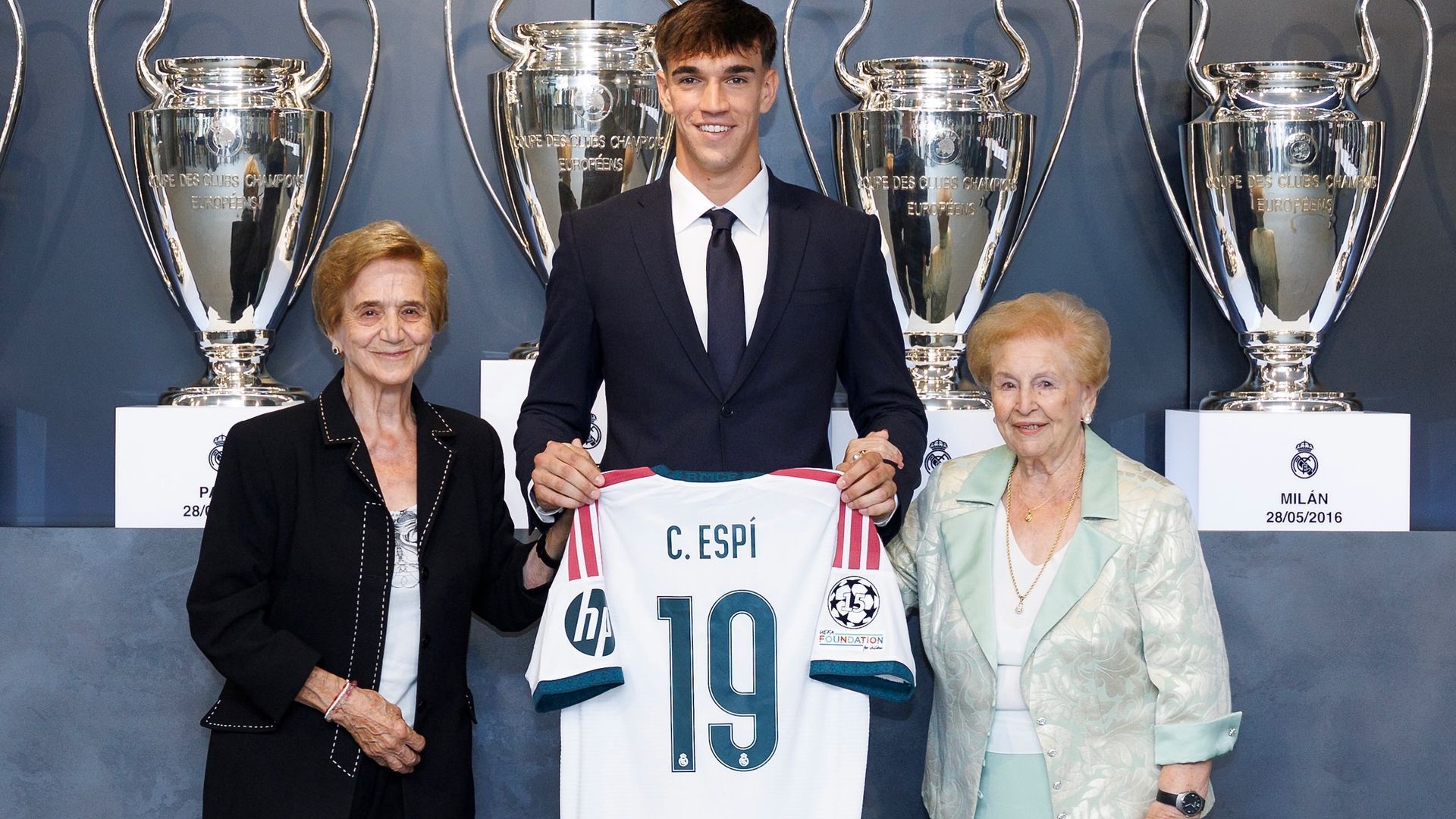 Carlos Espí, junto a sus abuelas, María y Conchín