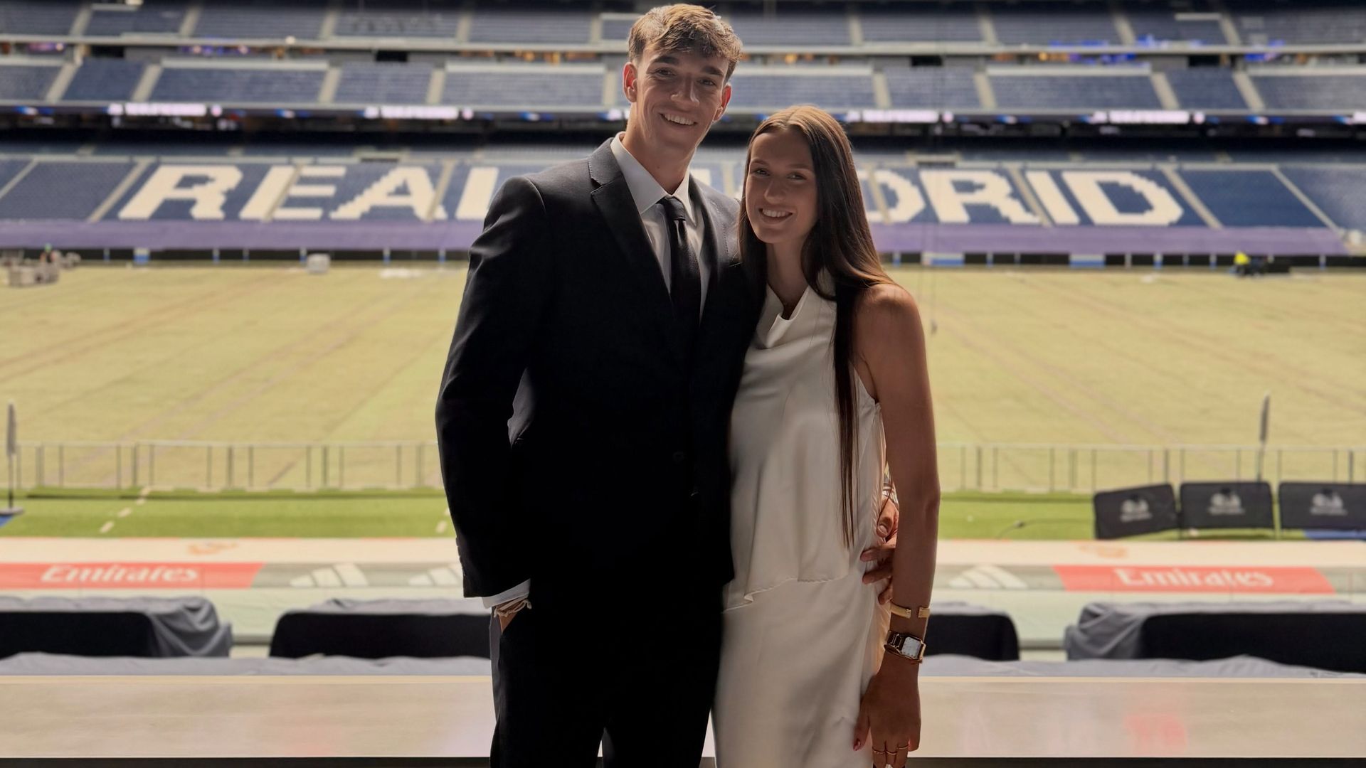 Carlos Espí posa con su novia, Miriam, durante su presentación como jugador del Real Madrid