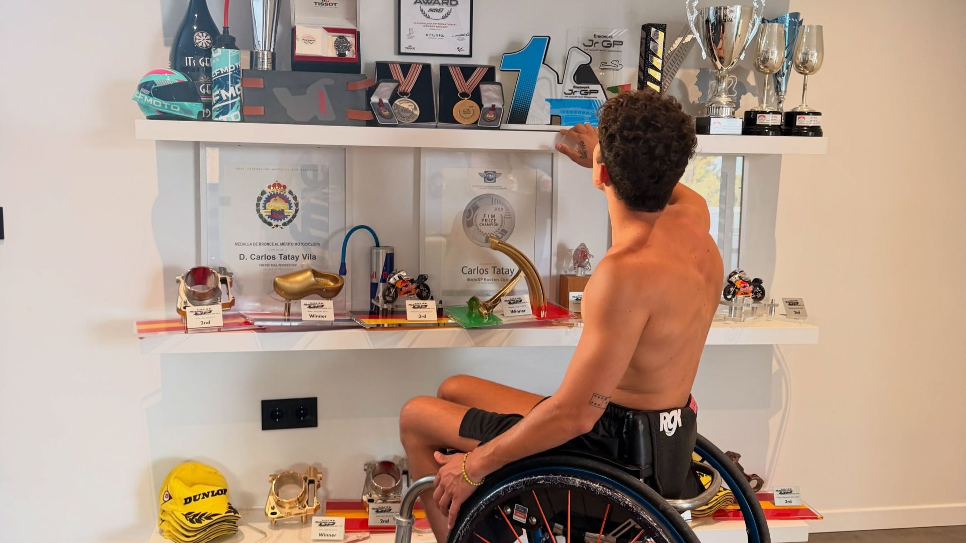 Carlos Tatay contempla sus trofeos en una foto compartida en sus redes sociales Carlos Tatay contempla sus trofeos en una foto compartida en sus redes sociales