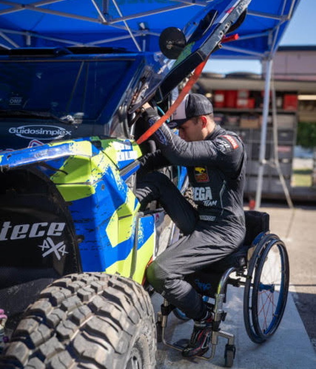Carlos Tatay subiendo a su buggy adaptado