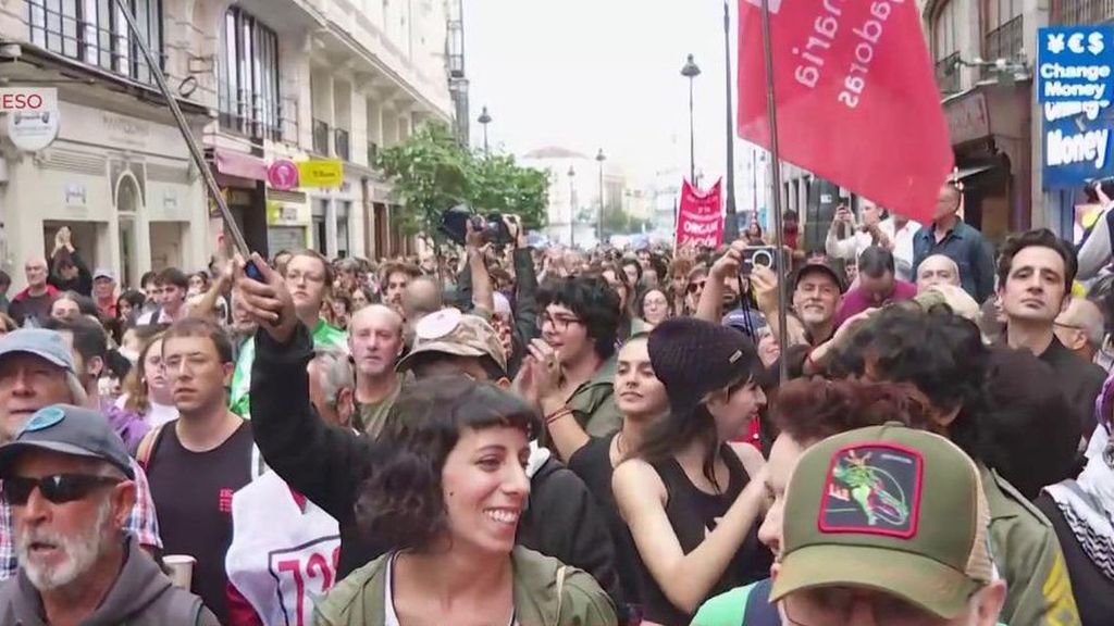 Cientos de personas abandonan la acampada de Sol para rodear el Congreso