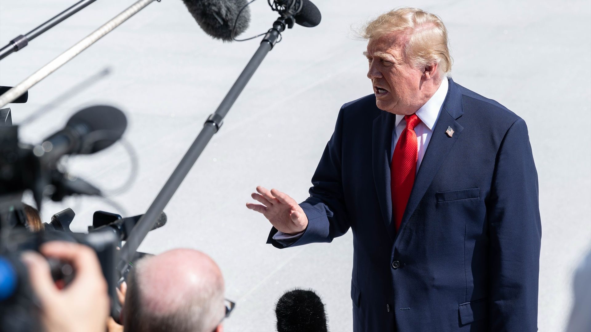Donald Trump vuelve a impedir a la CNN viajar en el 'Air Force One': la cadena defiende que el acceso es imprescindible para la rendición de cuentas Donald Trump vuelve a impedir a la CNN viajar en el 'Air Force One': la cadena defiende que el acceso es imprescindible para la rendición de cuentas