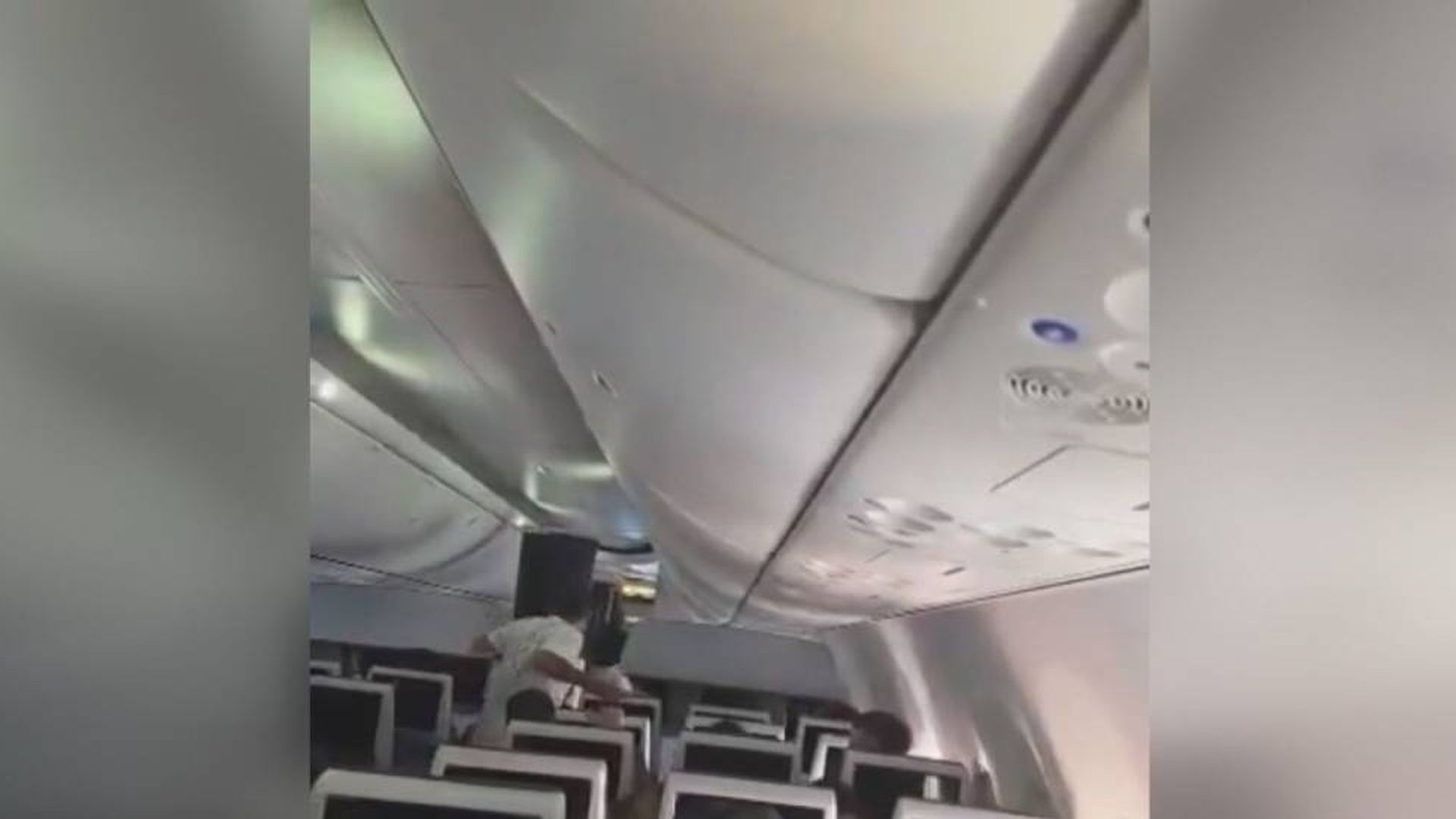 El copiloto que acuchilló al capitán del vuelo F1073 de Flydubai “pidió que lo mataran” tras ser reducido por los pasajeros El copiloto que acuchilló al capitán del vuelo F1073 de Flydubai “pidió que lo mataran” tras ser reducido por los pasajeros