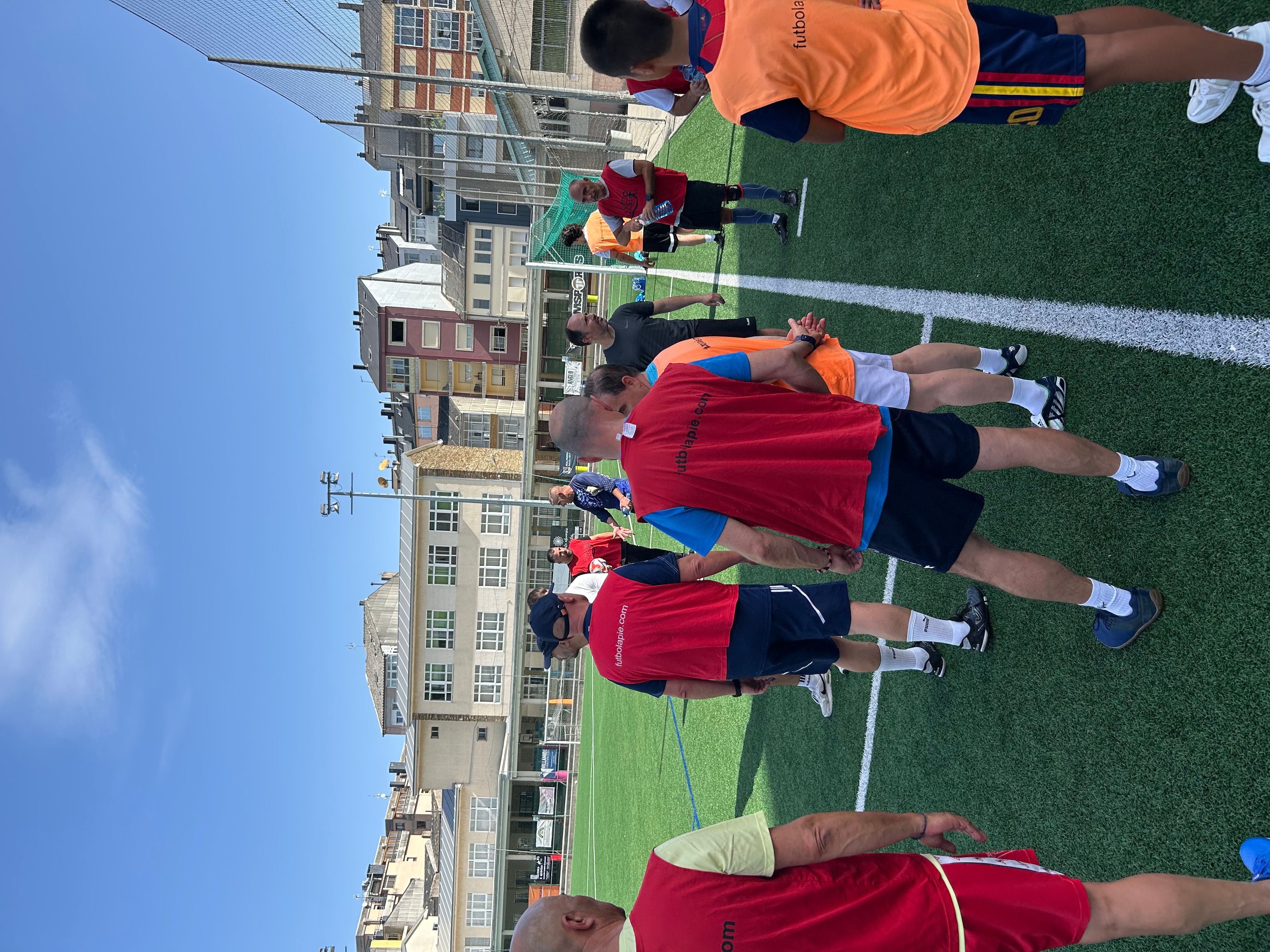 El fútbol a pie pretende reunir en un mismo campo a personas con edades y condiciones físicas muy diferentes