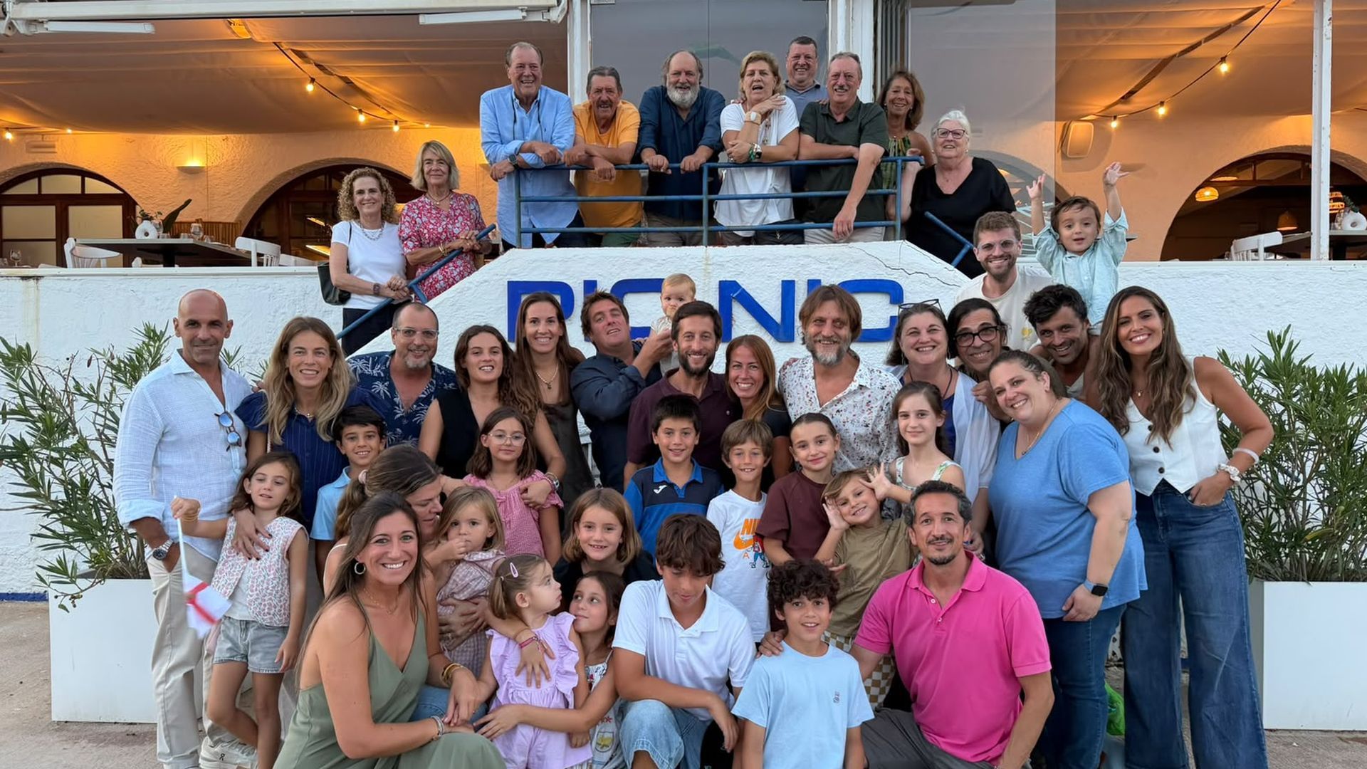 Fotografía de la familia Matas Arnalot el día de la despedida del Pic Nic