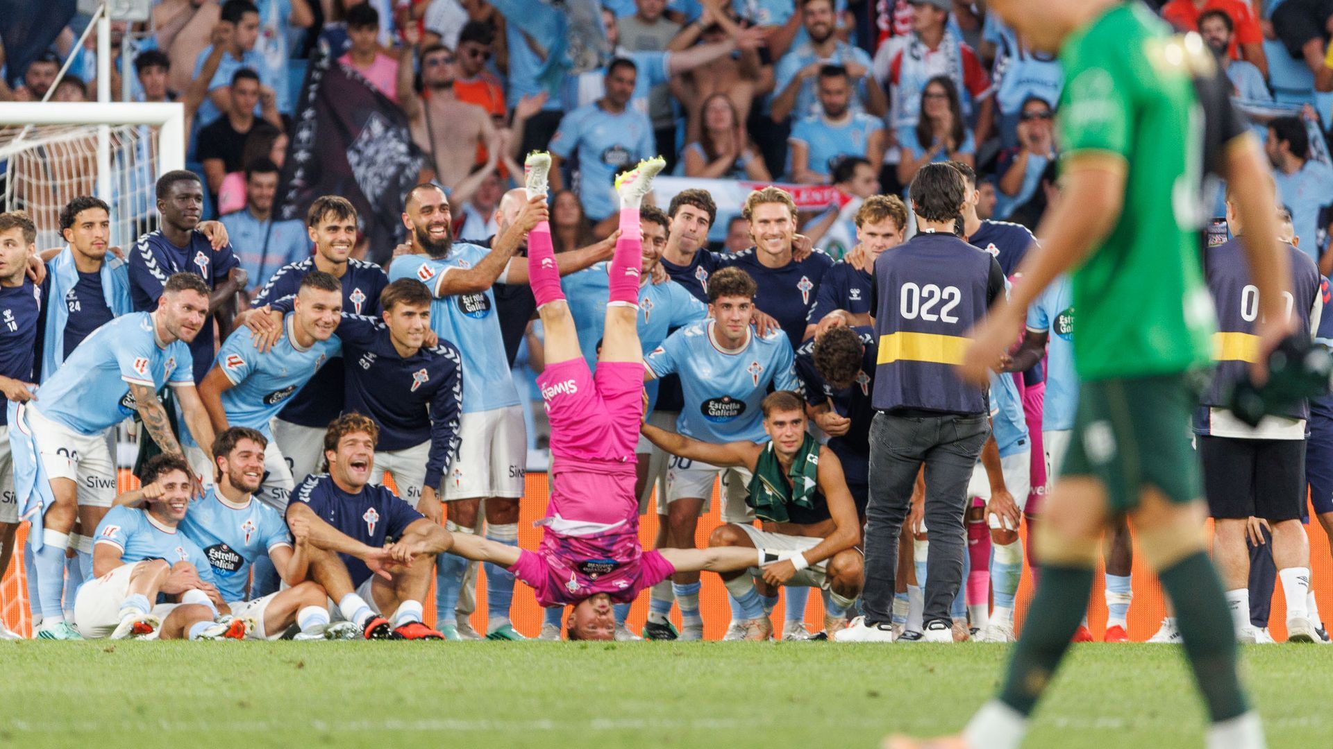 Ionut Radu posa cabeza abajo tras el triunfo del Celta ante el Racing Ionut Radu posa cabeza abajo tras el triunfo del Celta ante el Racing