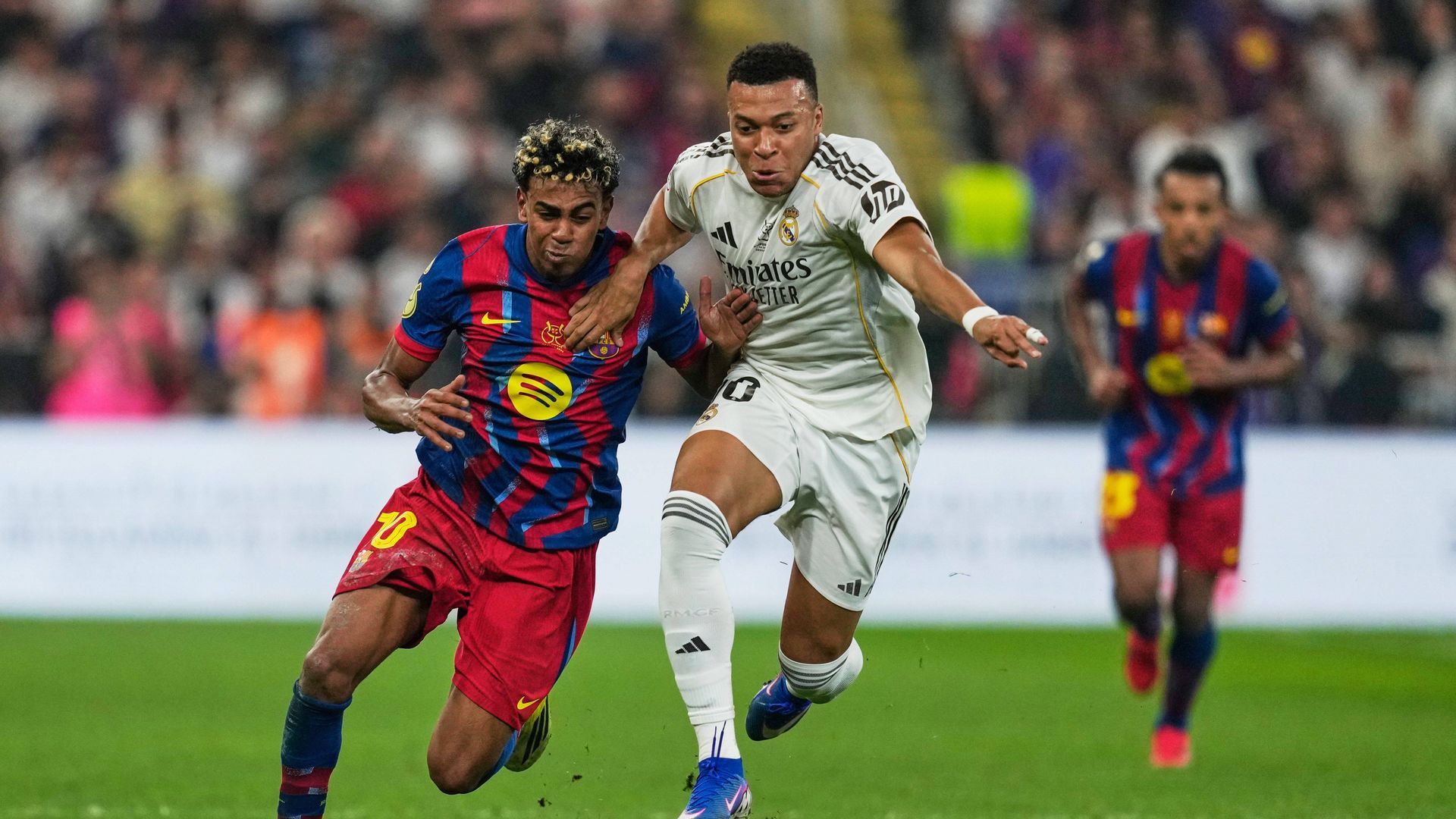 Lamine Yamal pelea un balón con Kylian Mbappé en el Barcelona-Real Madrid de la Supercopa