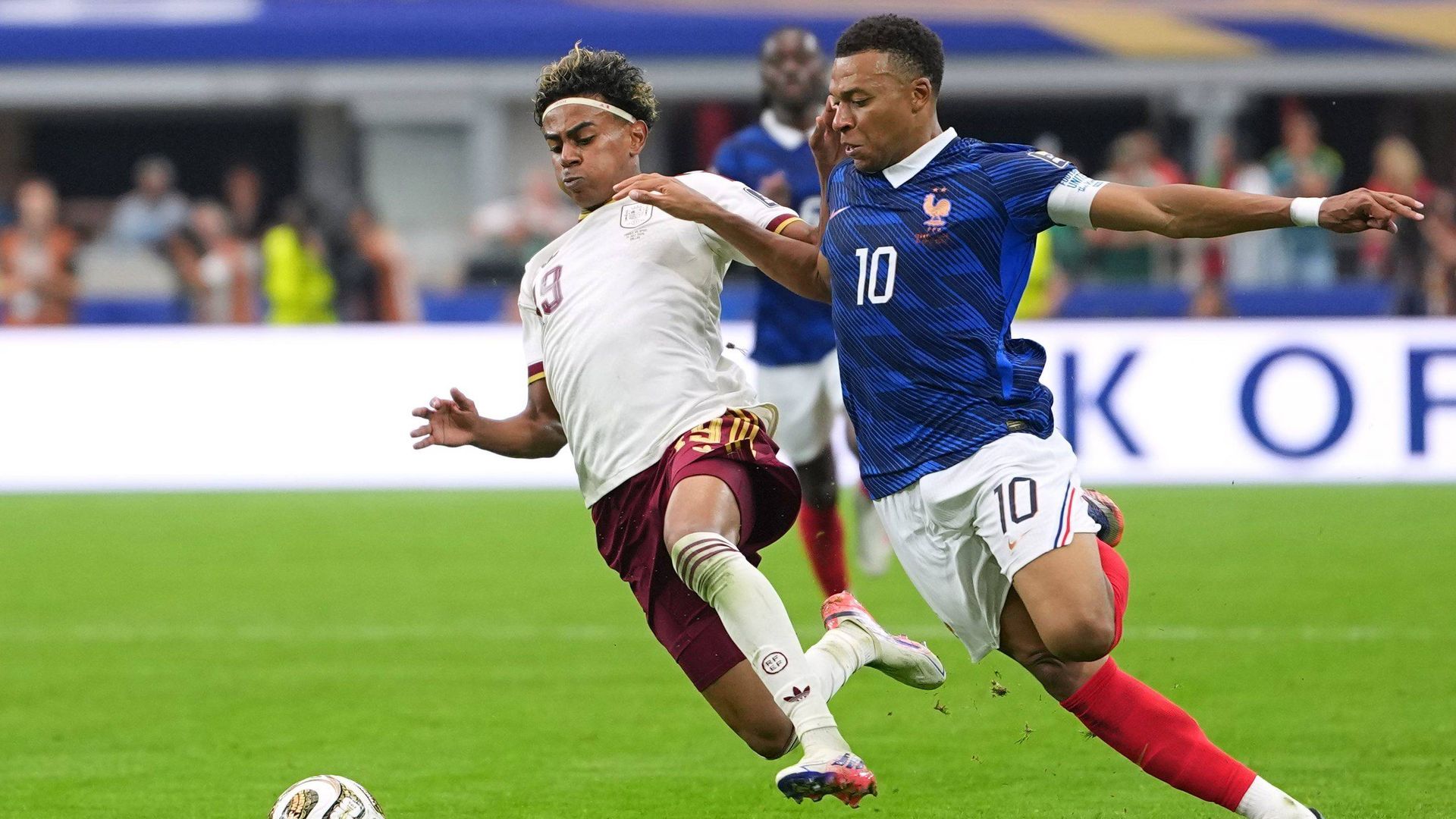 Lamine Yamal pelea un balón con Kylian Mbappé en el Francia-España del Mundial Lamine Yamal pelea un balón con Kylian Mbappé en el Francia-España del Mundial