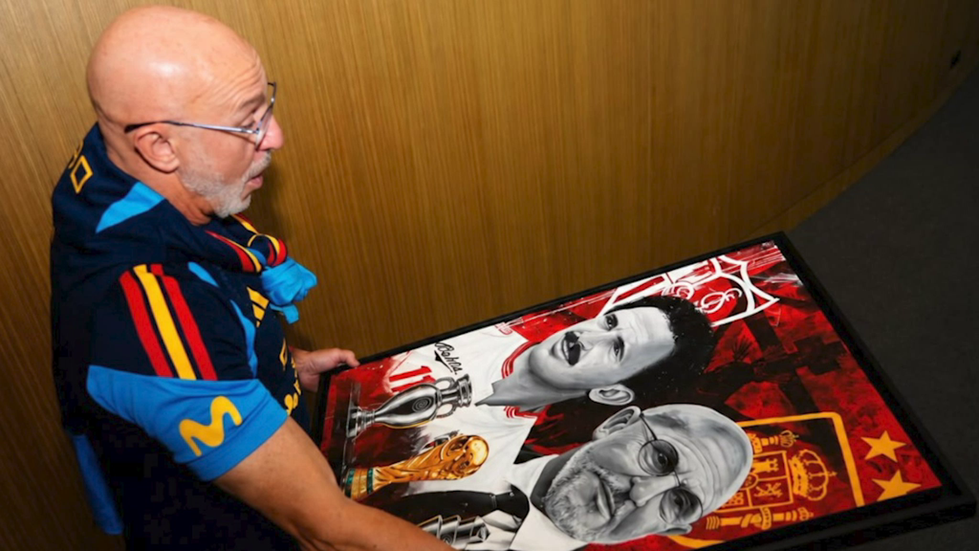 Luis de la Fuente con el cuadro-grafiti que el Sevilla FC le ha regalado