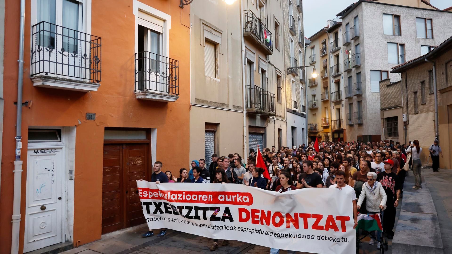Manifestación contra la especulación y para luchar por una vivienda para todas las personas