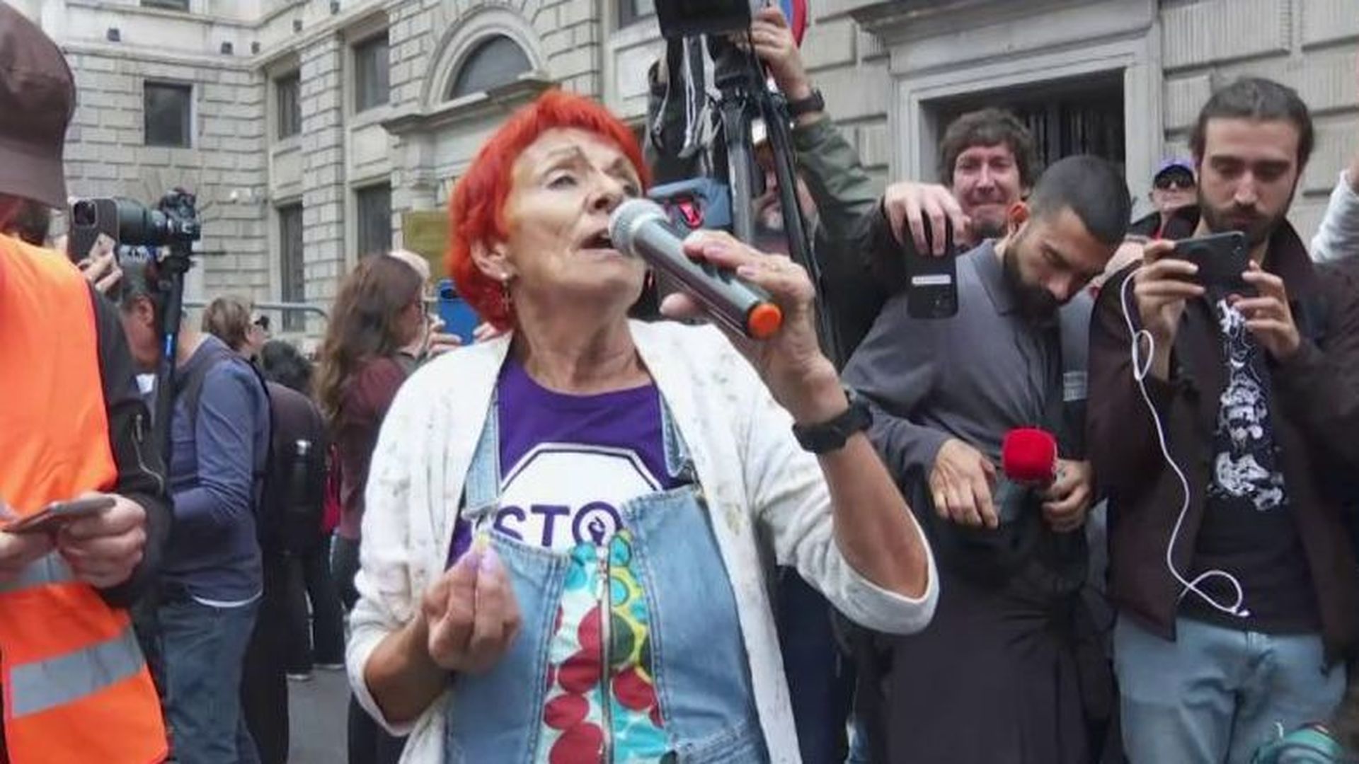 María del Carmen lucha por el derecho a la vivienda con su chotis del ladrillo: “Madrid, Madrid, no hay techo que se pueda resistir”