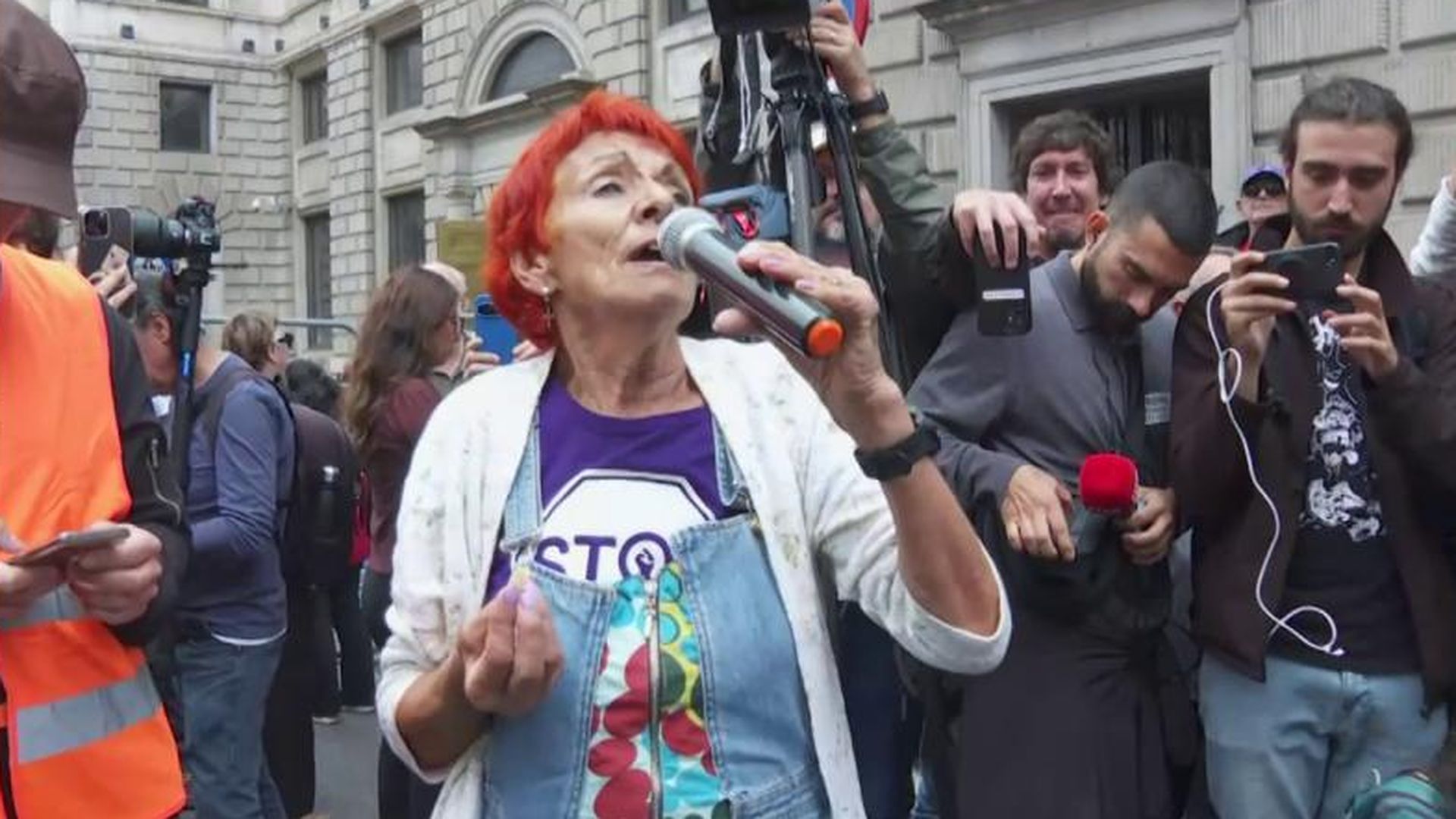 María del Carmen lucha por el derecho a la vivienda con su chotis del ladrillo: “Madrid, Madrid, no hay techo que se pueda resistir”