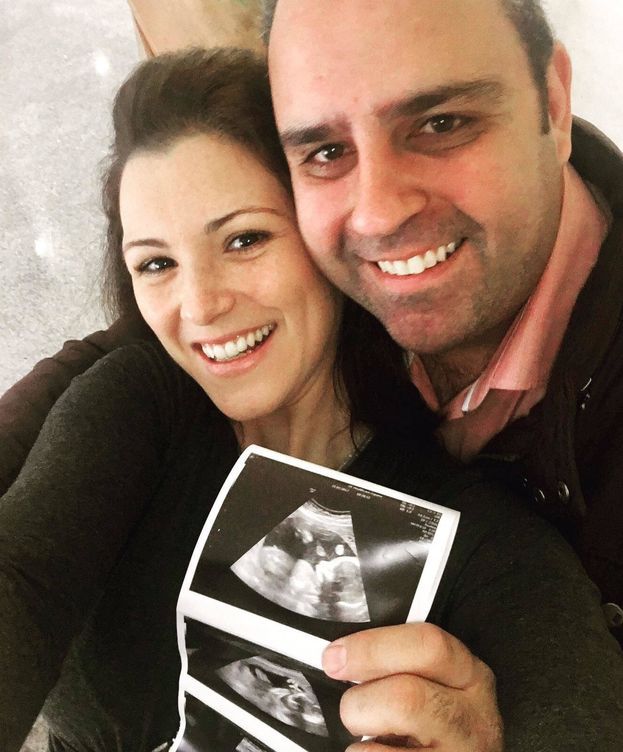 María Jesús Ruiz y Julio Ruz mostrando la ecografía de su hija en común