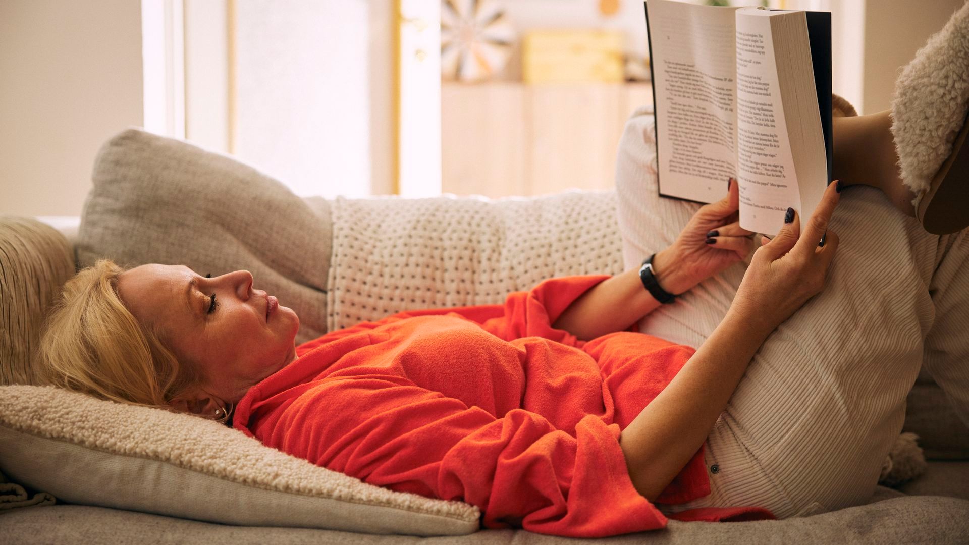 Mujer adulta leyendo un libro Mujer adulta leyendo un libro