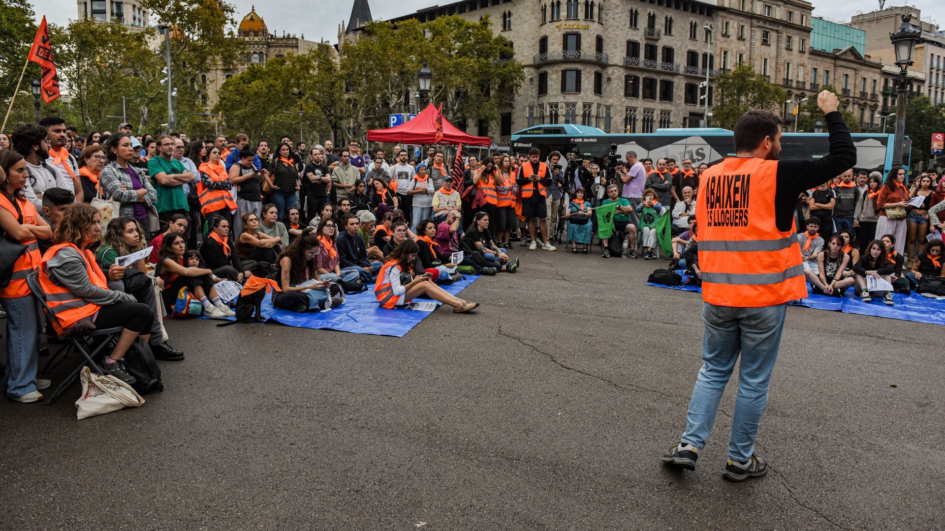 Última hora de la protesta por la vivienda: el Sindicato de Barcelona apunta a una huelga general "inminente" y llama a la movilización Última hora de la protesta por la vivienda: el Sindicato de Barcelona apunta a una huelga general "inminente" y llama a la movilización
