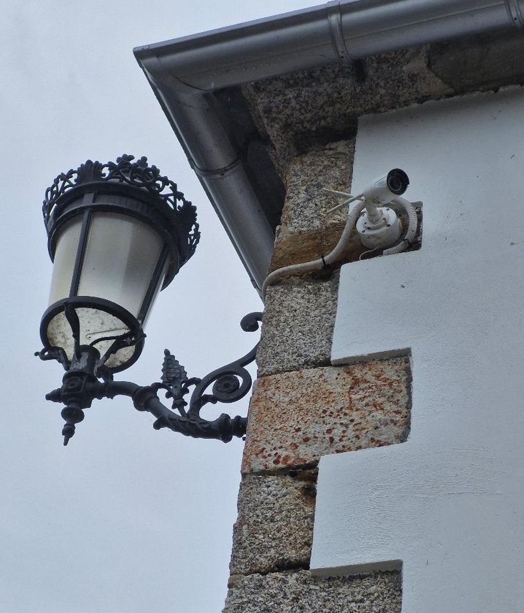 Una de las cámaras de vigilancia colocadas presuntamente por el párroco denunciado