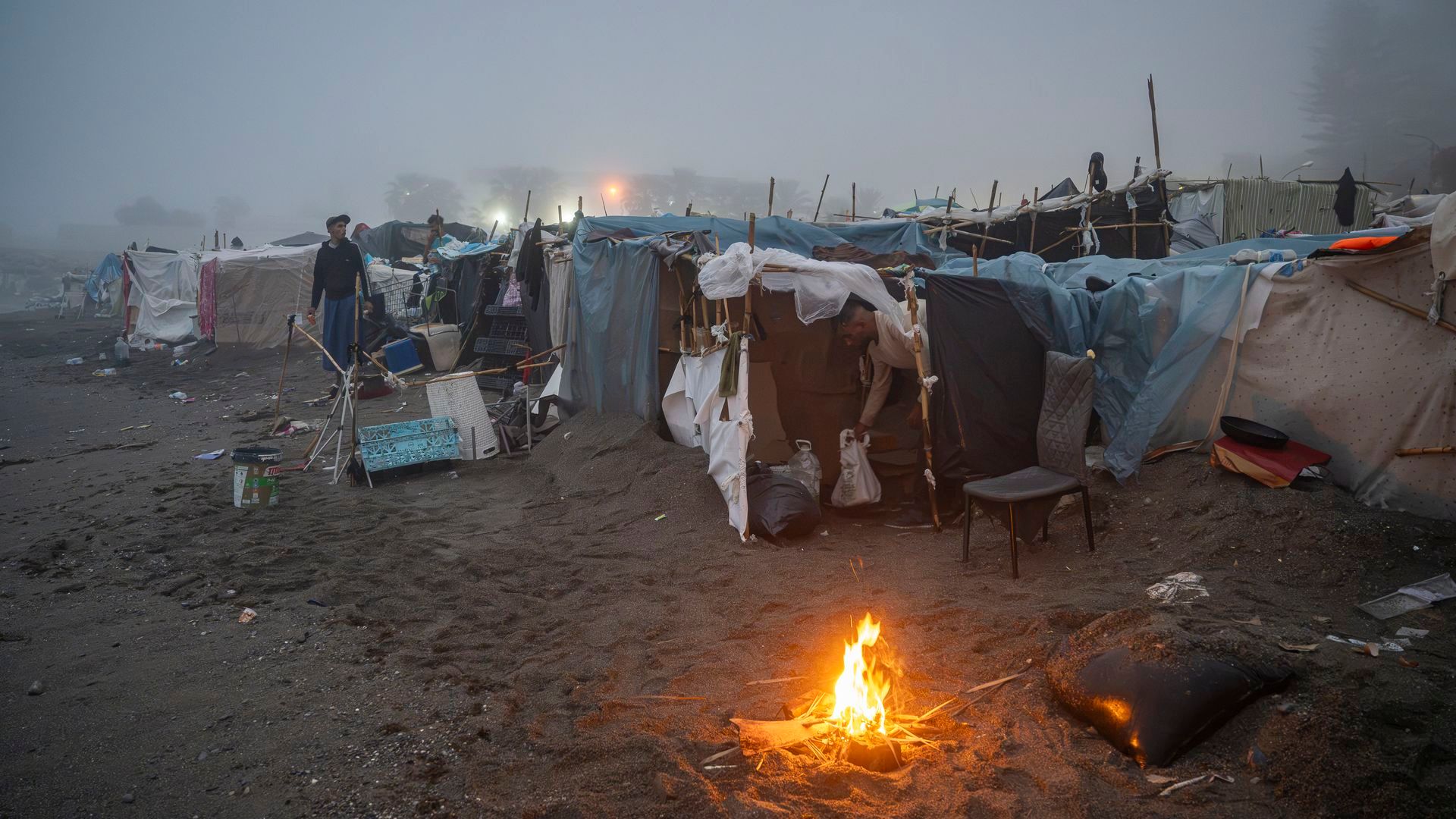 Asentamiento de migrantes en la playa del Trampolín en Ceuta Asentamiento de migrantes en la playa del Trampolín en Ceuta