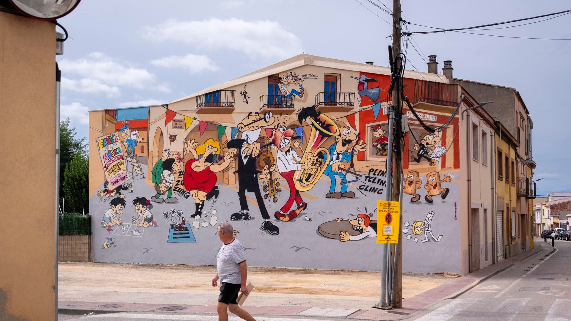 Así es el mural de 90 metros que recrea una viñeta de Mortadelo y Filemón en Girona, el único en España que tiene una licencia oficial Así es el mural de 90 metros que recrea una viñeta de Mortadelo y Filemón en Girona, el único en España que tiene una licencia oficial