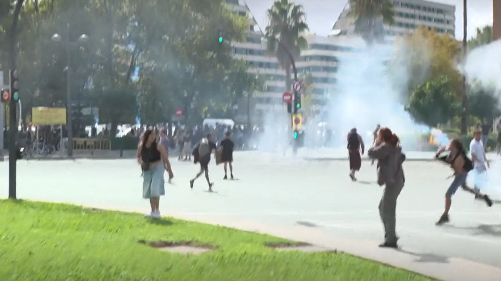 Cargas policiales y altercados frente al Palau de las Arts Reina Sofía durante la manifestación por la vivienda en Valencia