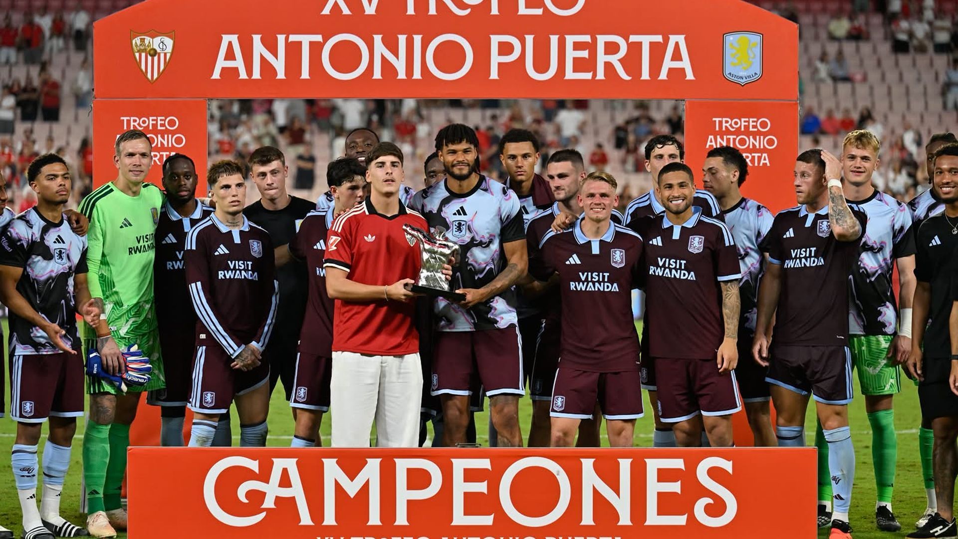 El Aston Villa, junto a Aitor Puerta, celebra la victoria en el Trofeo Antonio Puerta