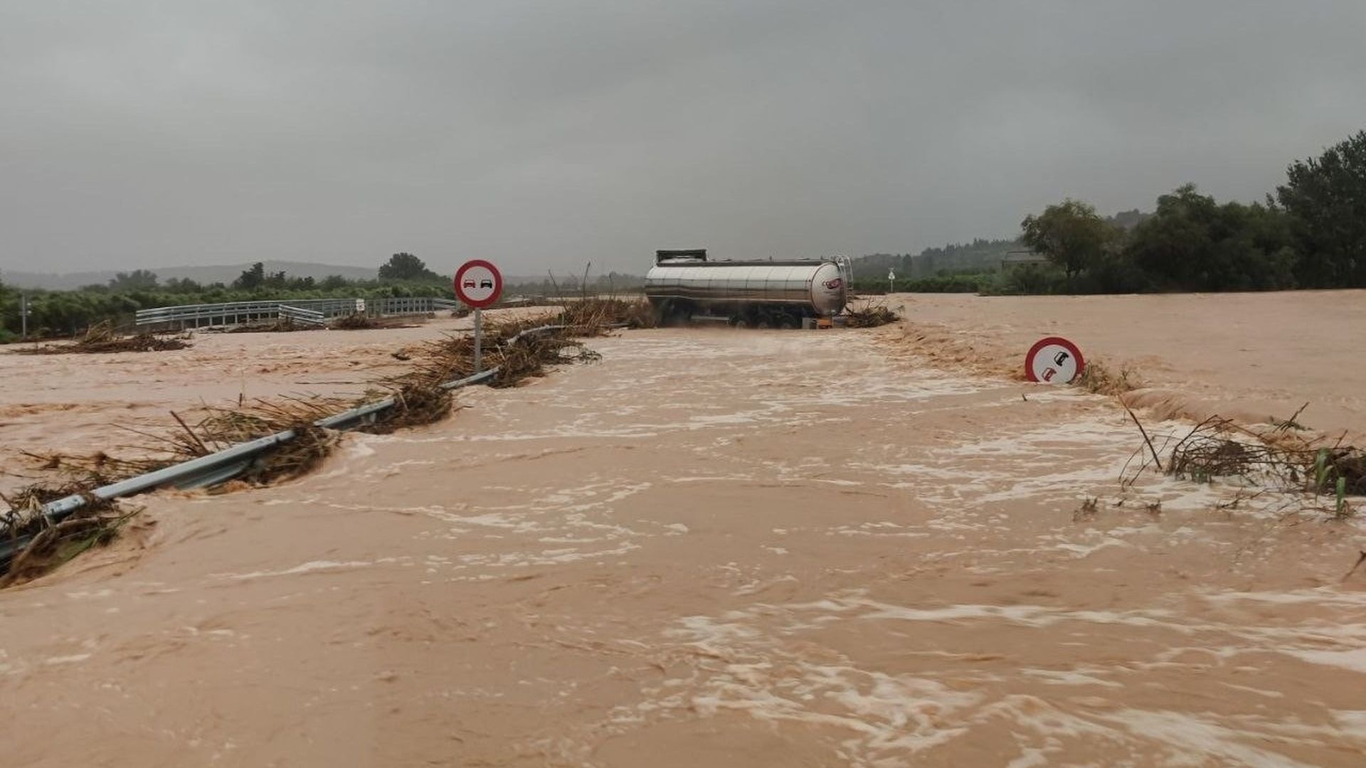 Inundaciones en la carretera C-12 tras desbordarse barrancos por lluvias en Cataluña Inundaciones en la carretera C-12 tras desbordarse barrancos por lluvias en Cataluña