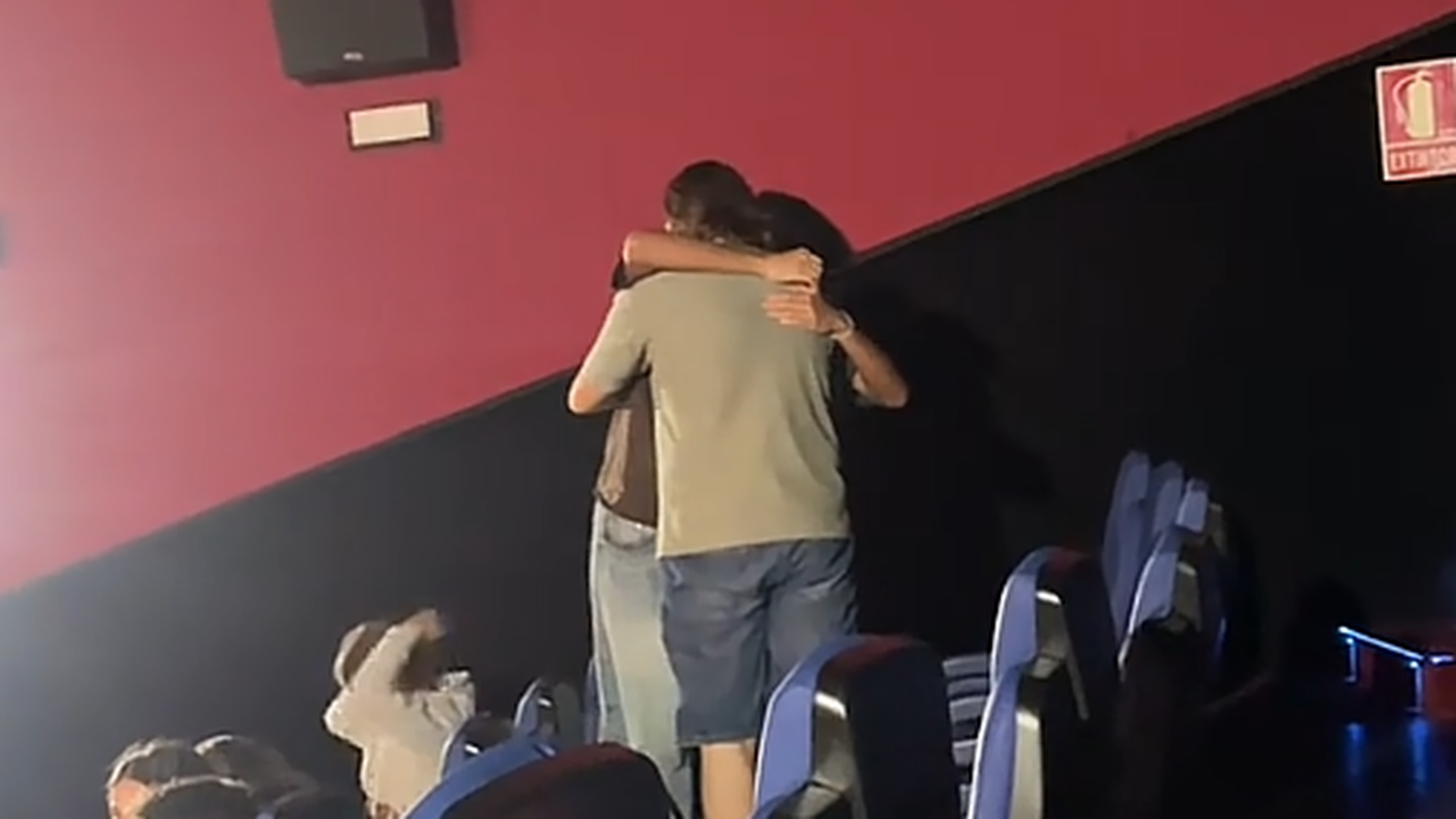 La emotiva reacción de dos chicos tras ver la película de Los Javis, 'La bola negra', en el cine La emotiva reacción de dos chicos tras ver la película de Los Javis, 'La bola negra', en el cine