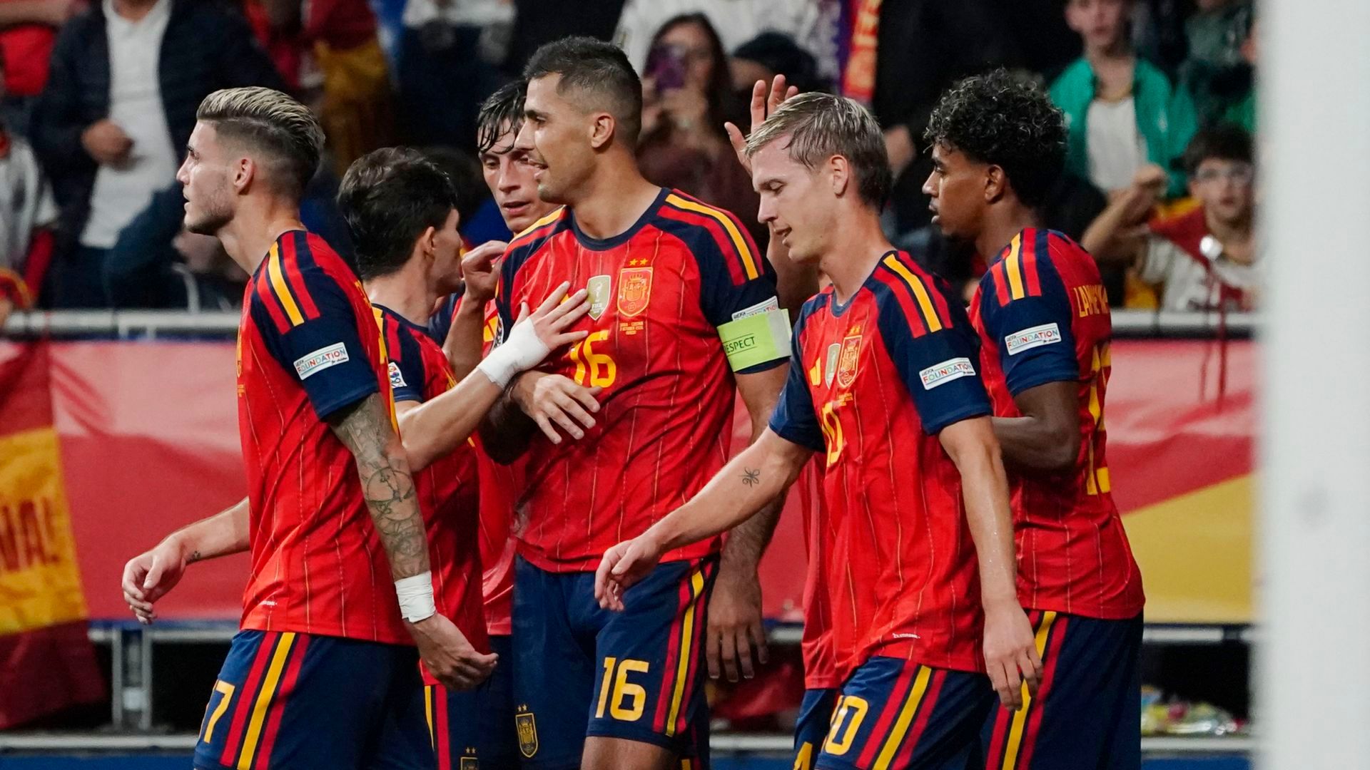 Los jugadores de España celebran un gol ante Chequia.