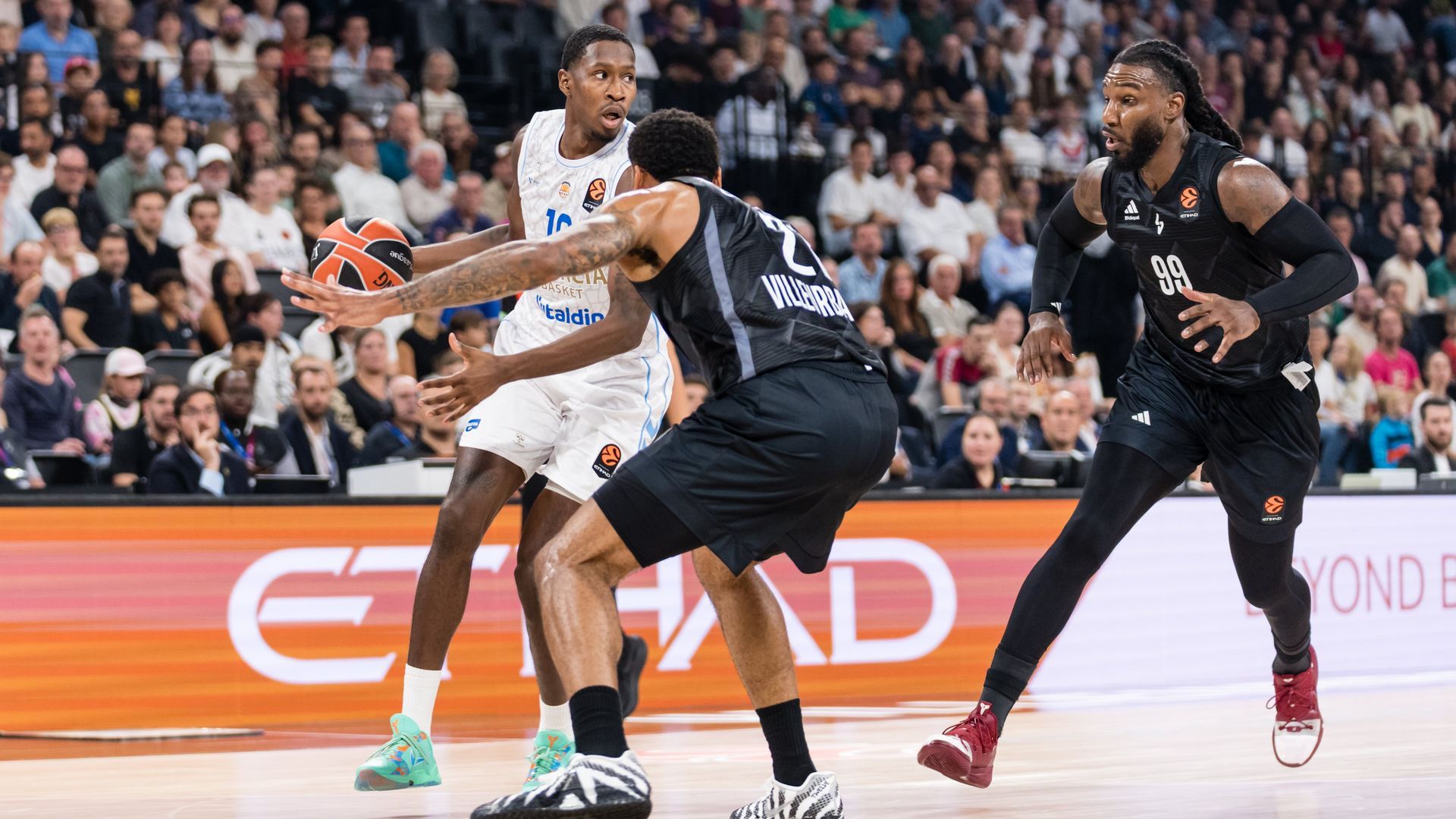 Mirotic guía al Valencia Basket a la victoria ante el Asvel (92-105)