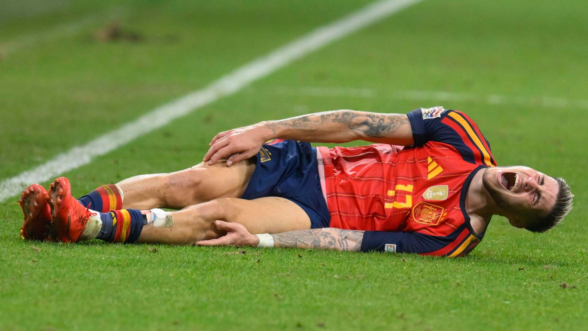 Roberto Fernández se duele tras la dura entrada recibida.
