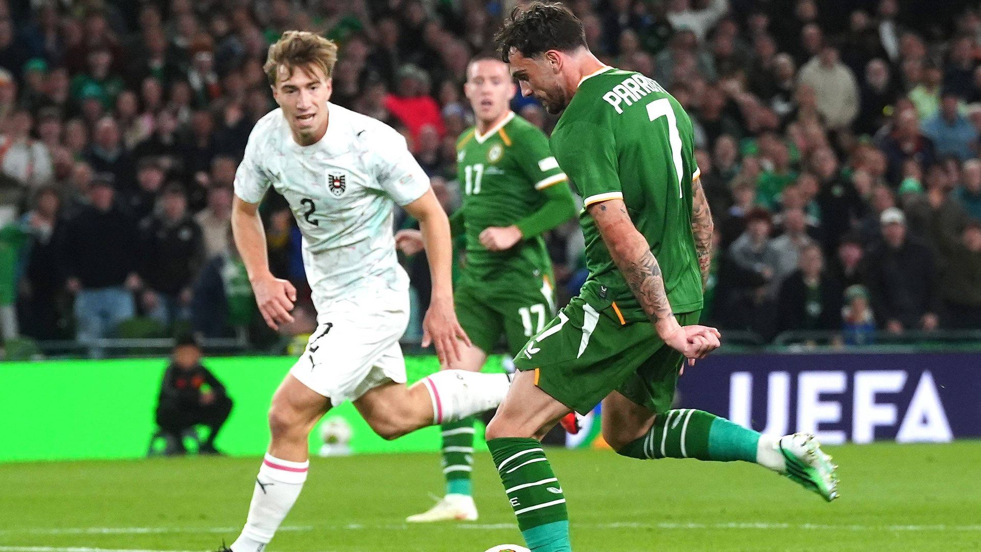 Troy Parrott chuta para anotar su gol con Irlanda ante Austria