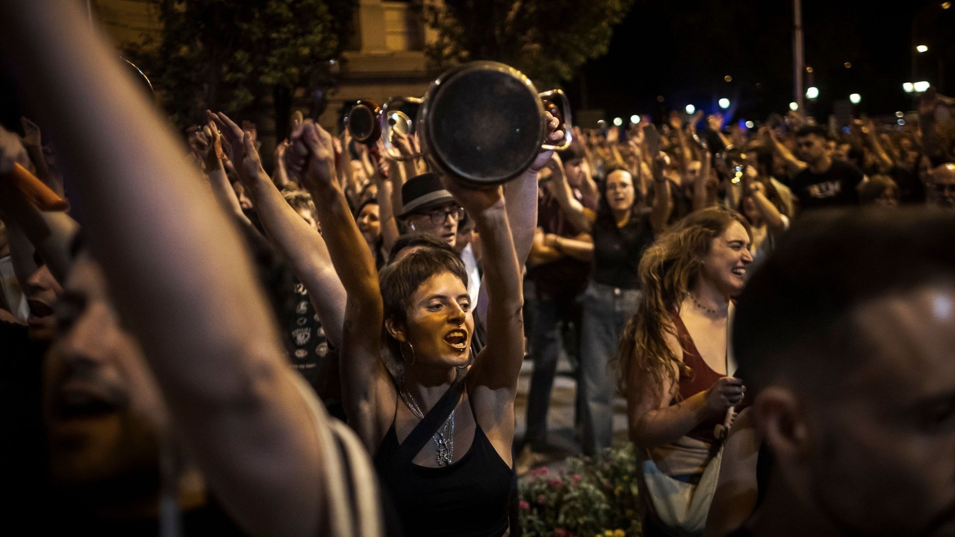 Última hora de las protestas por la vivienda: retiran el cordón policial y abren los accesos a Sol tras la disolución de la manifestación de Núcleo Nacional Última hora de las protestas por la vivienda: retiran el cordón policial y abren los accesos a Sol tras la disolución de la manifestación de Núcleo Nacional