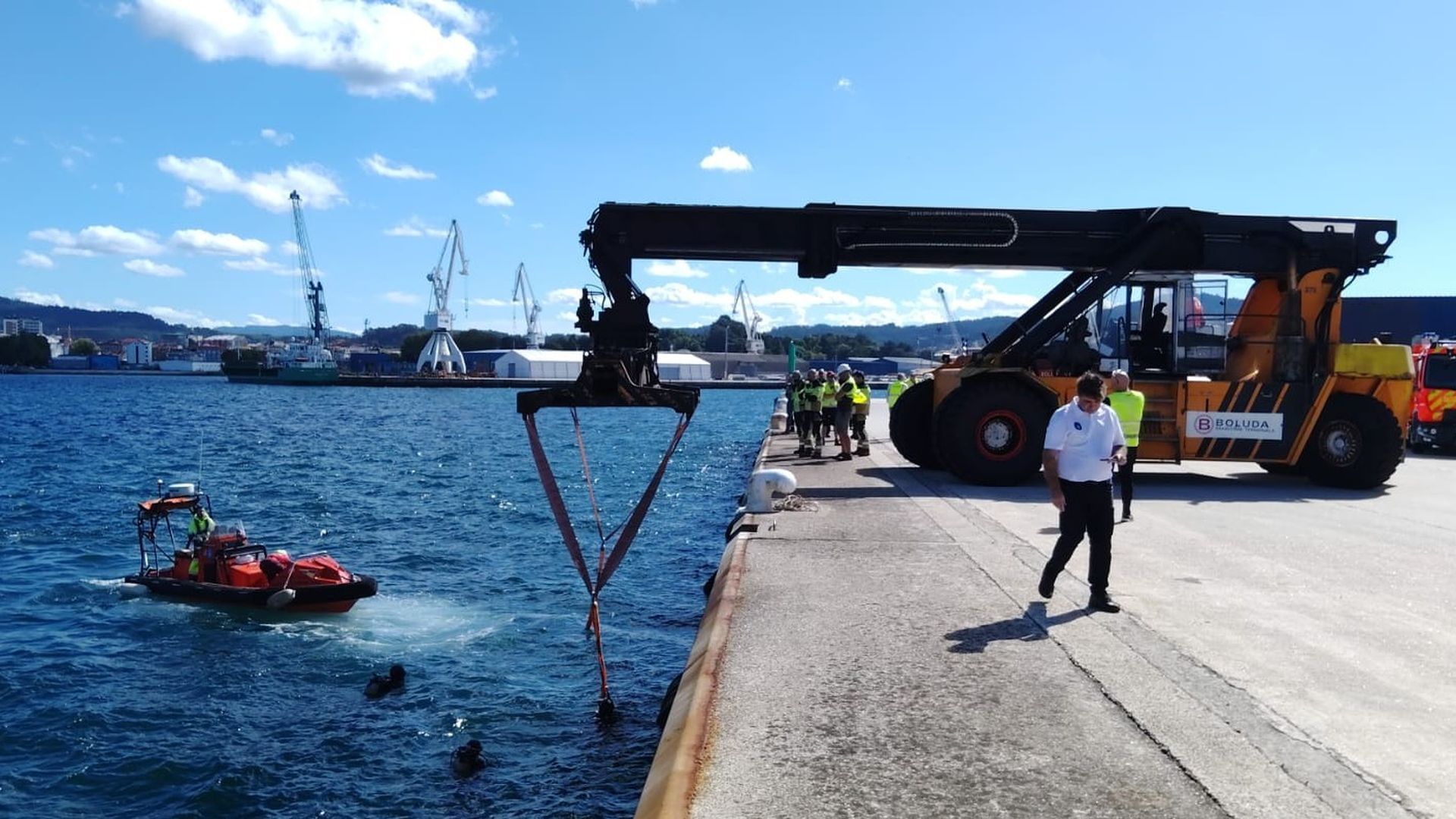 Actuación durante el rescate del cadáver de la víctima en Vilagarcía Actuación durante el rescate del cadáver de la víctima en Vilagarcía