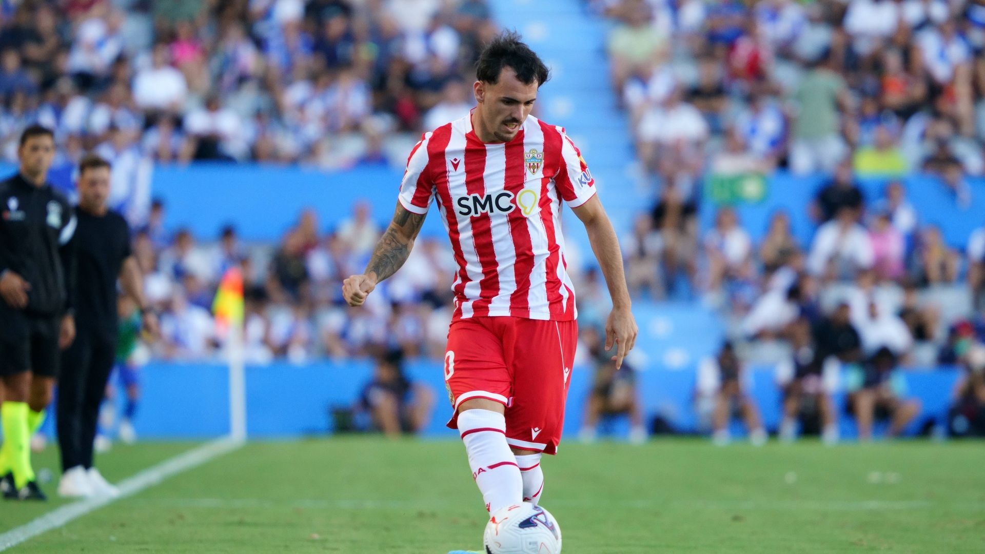 Álex Sola, durante un partido con el Almería. Álex Sola, durante un partido con el Almería.