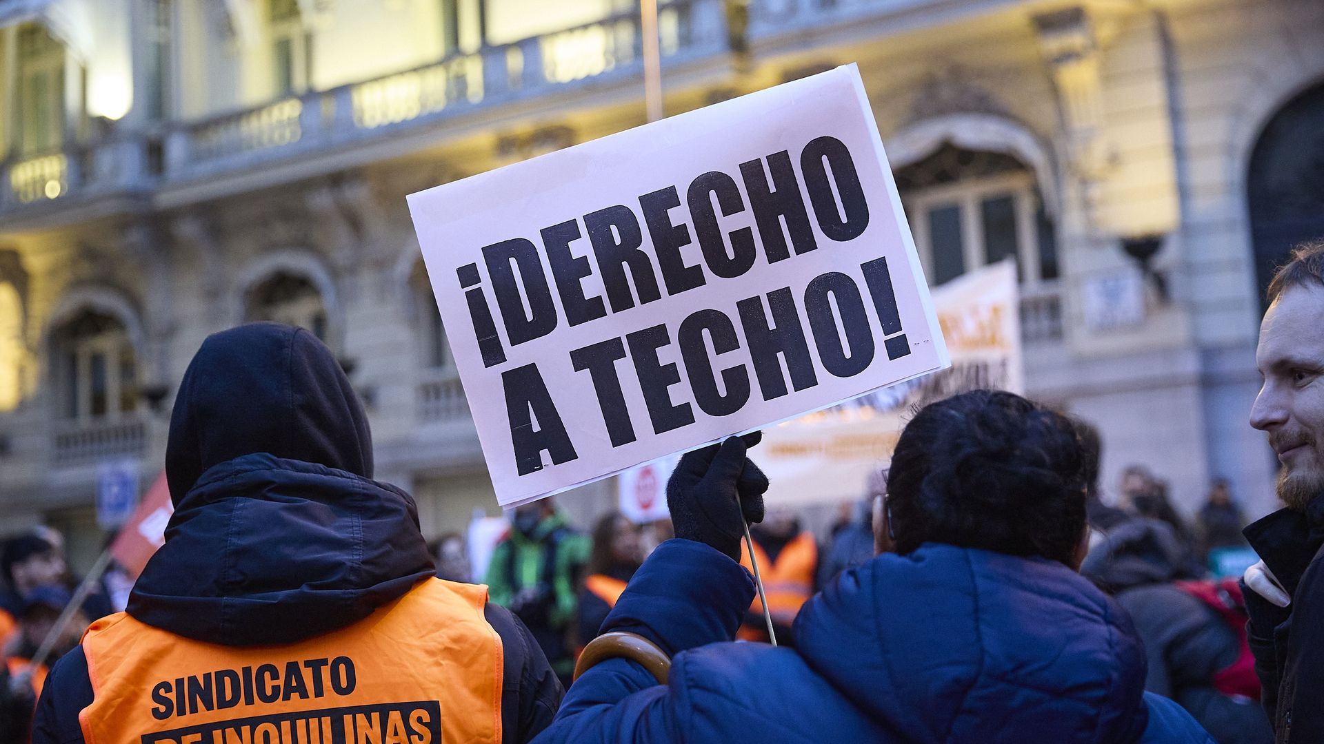 Cartel que reivindica el "derecho a un techo" en una manifestación por la vivienda Cartel que reivindica el "derecho a un techo" en una manifestación por la vivienda