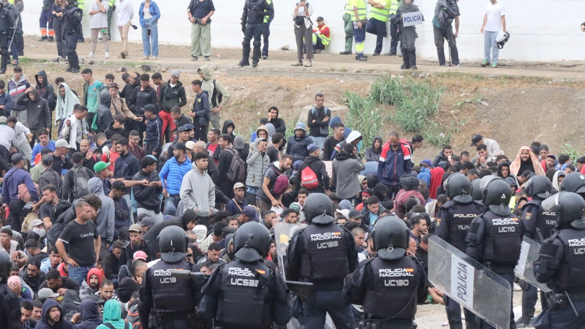 Decenas de migrantes optan por regresar a Marruecos tras el desalojo de la playa del Trampolín