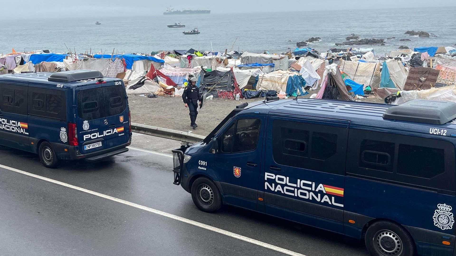Decenas de migrantes optan por regresar a Marruecos tras el desalojo de la playa del Trampolín Decenas de migrantes optan por regresar a Marruecos tras el desalojo de la playa del Trampolín