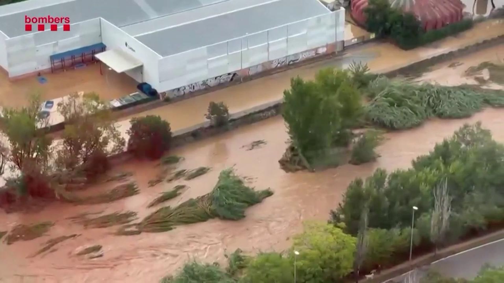 Dos personas han muerto y los bomberos buscan a otra desaparecida por el temporal en Cataluña Dos personas han muerto y los bomberos buscan a otra desaparecida por el temporal en Cataluña