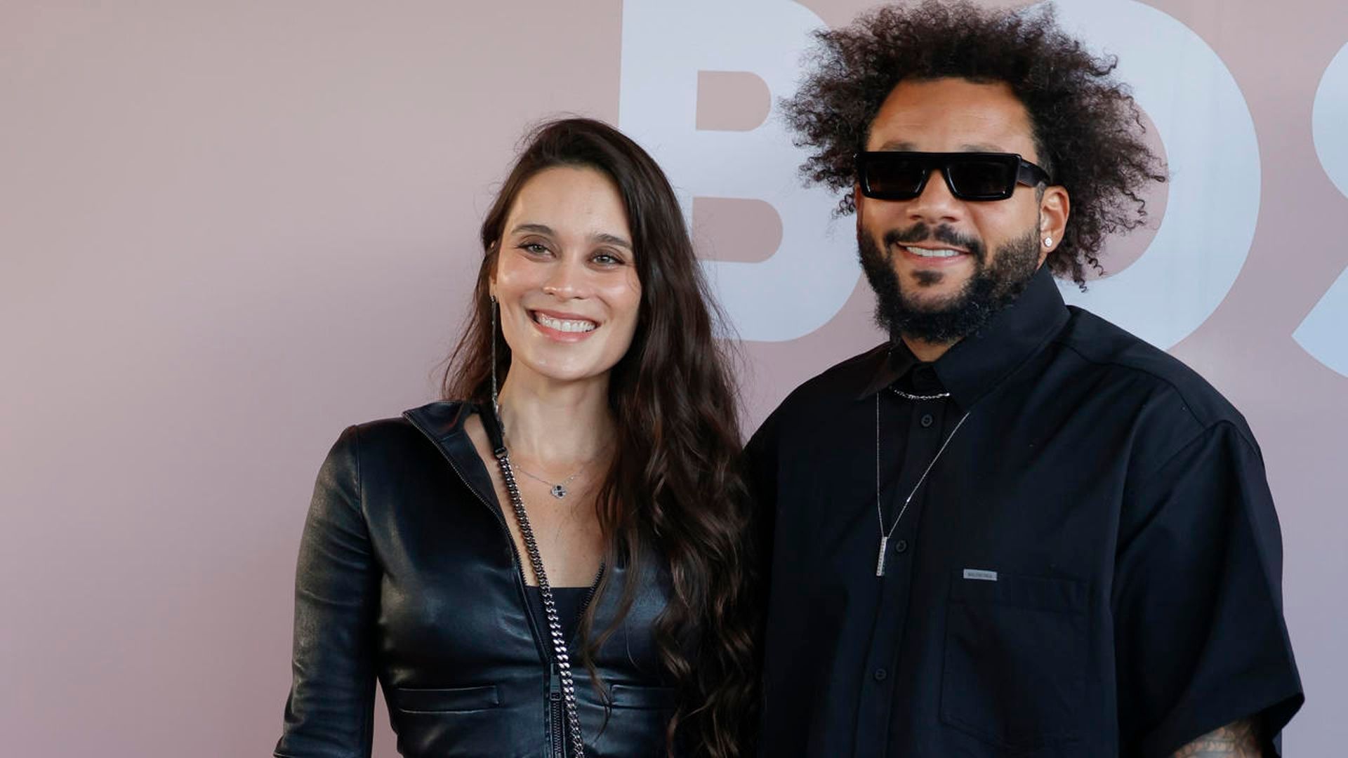 El exfutbolista brasileño Marcelo y su pareja posan a su llegada al concierto de Shakira