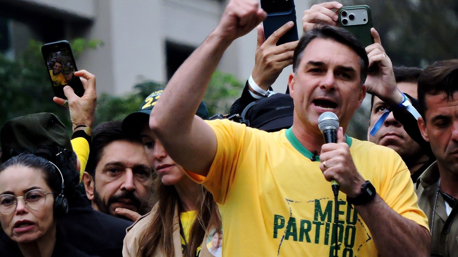 Elecciones en Brasil: Flávio Bolsonaro supera el 50% en la primera vuelta, según los primeros resultados oficiales Elecciones en Brasil: Flávio Bolsonaro supera el 50% en la primera vuelta, según los primeros resultados oficiales
