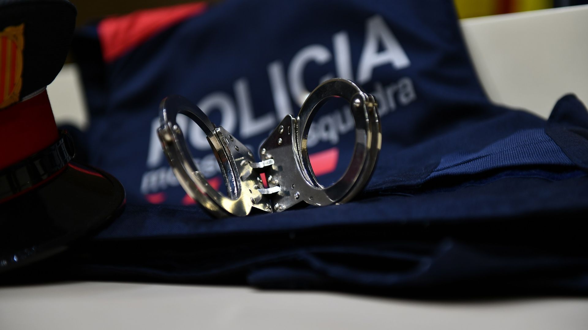 Esposas y chaleco de los Mossos Esposas y chaleco de los Mossos