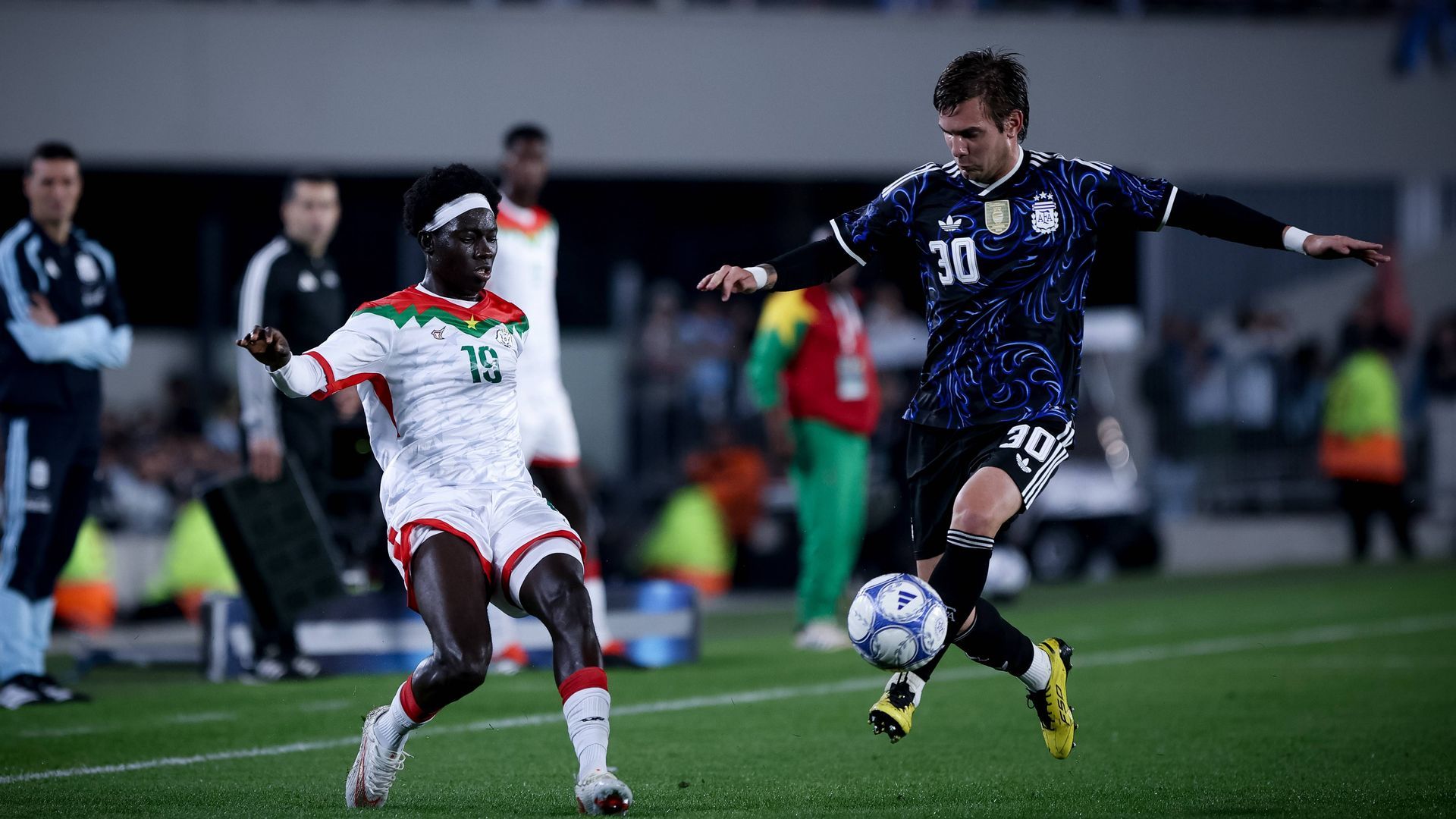 Franco Mastantuono pelea un balón en el Argentina-Burkina Faso