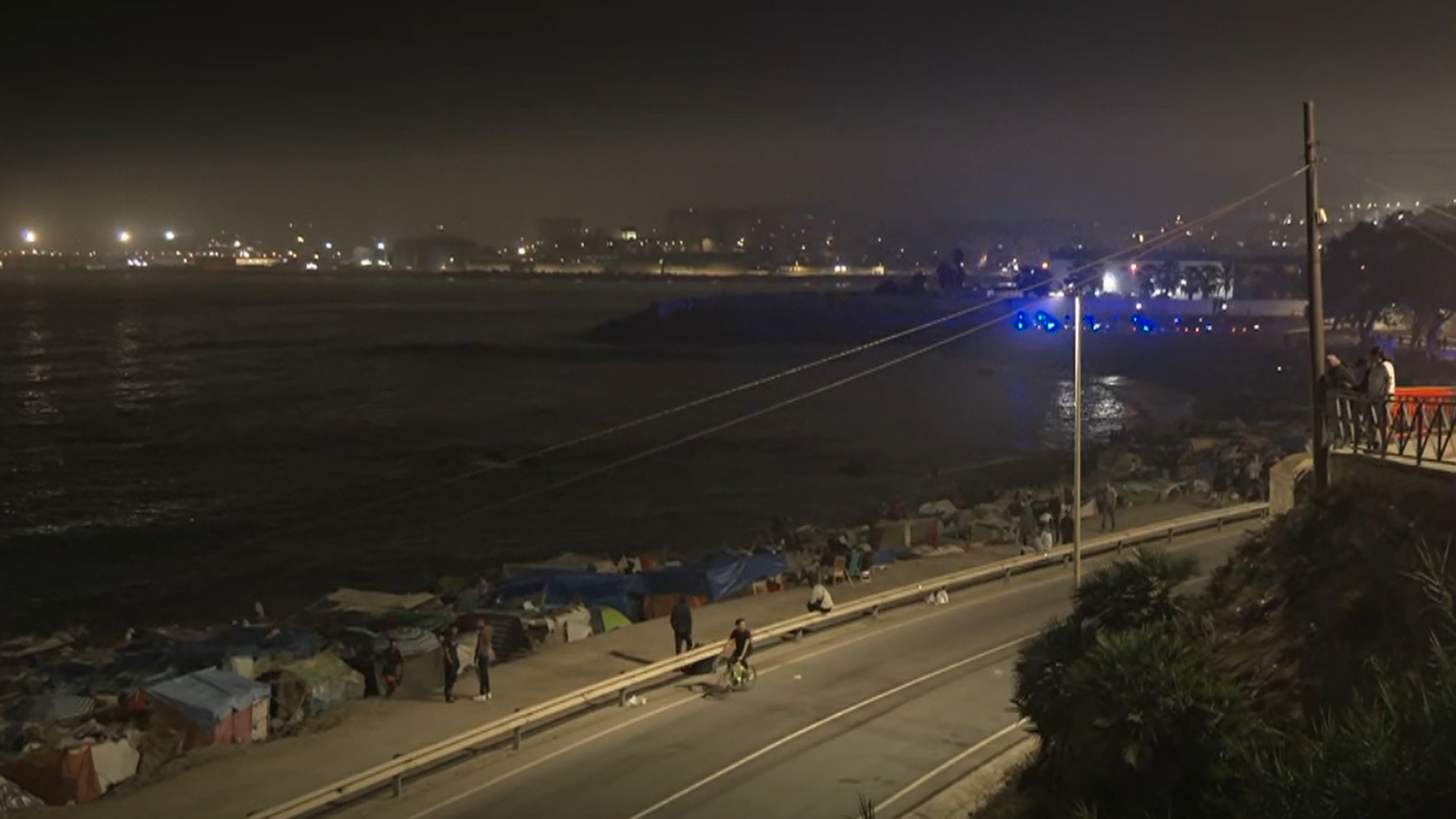 La Policía Nacional inicia el desalojo del asentamiento de la playa del Trampolín en Ceuta